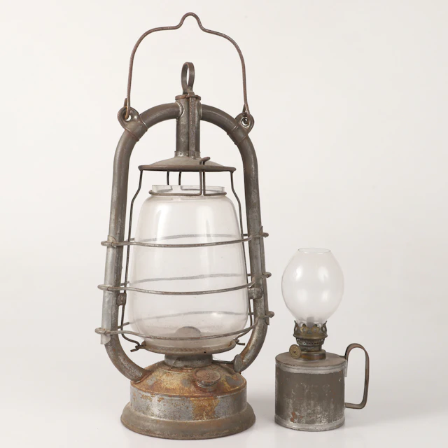 FOTOGENLAMPOR, 2 stycken, glas/metall, 1900-tal.