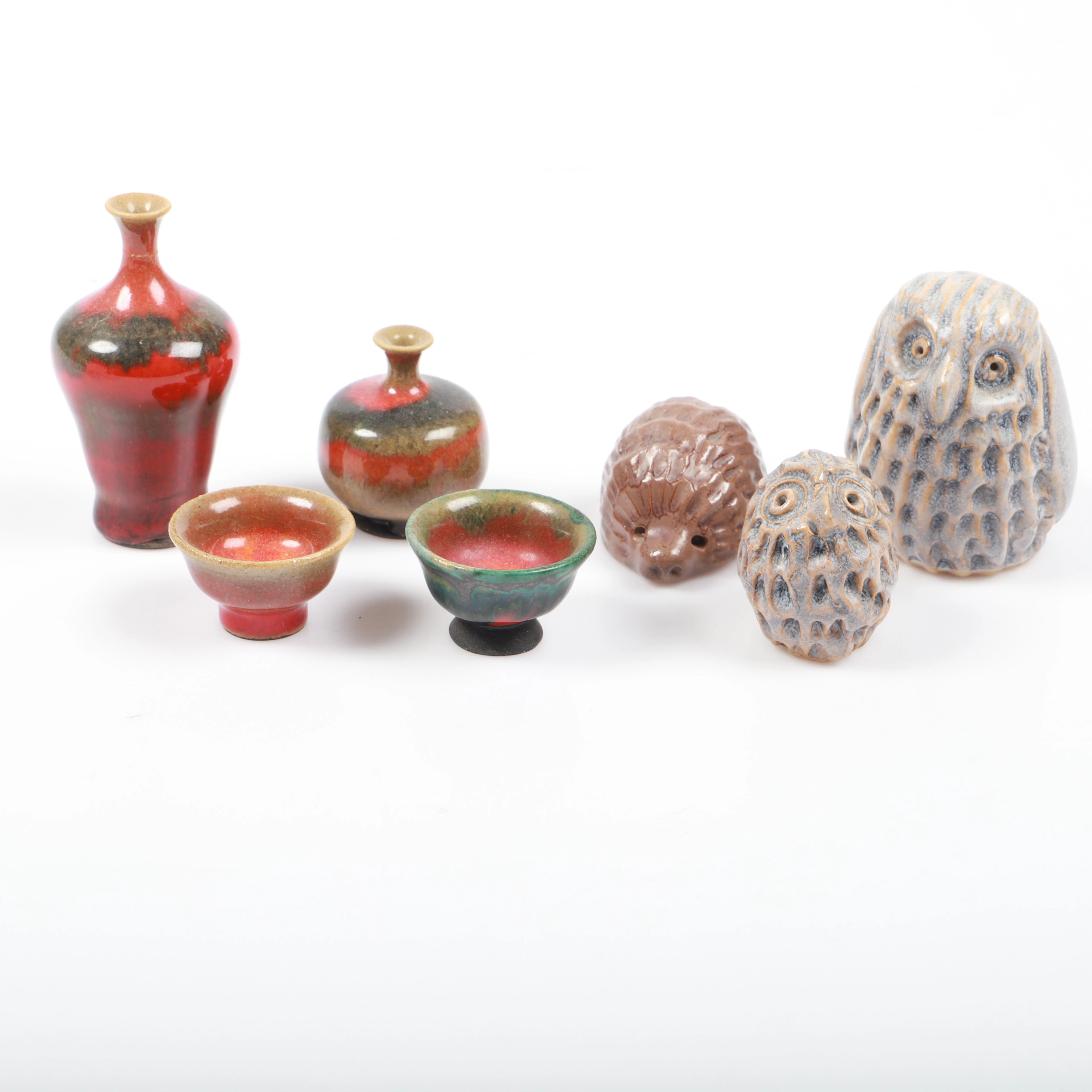 KLAS-GÖRAN KLAESSON. Miniatyrvaser, figuriner m. m., 7 stycken, keramik