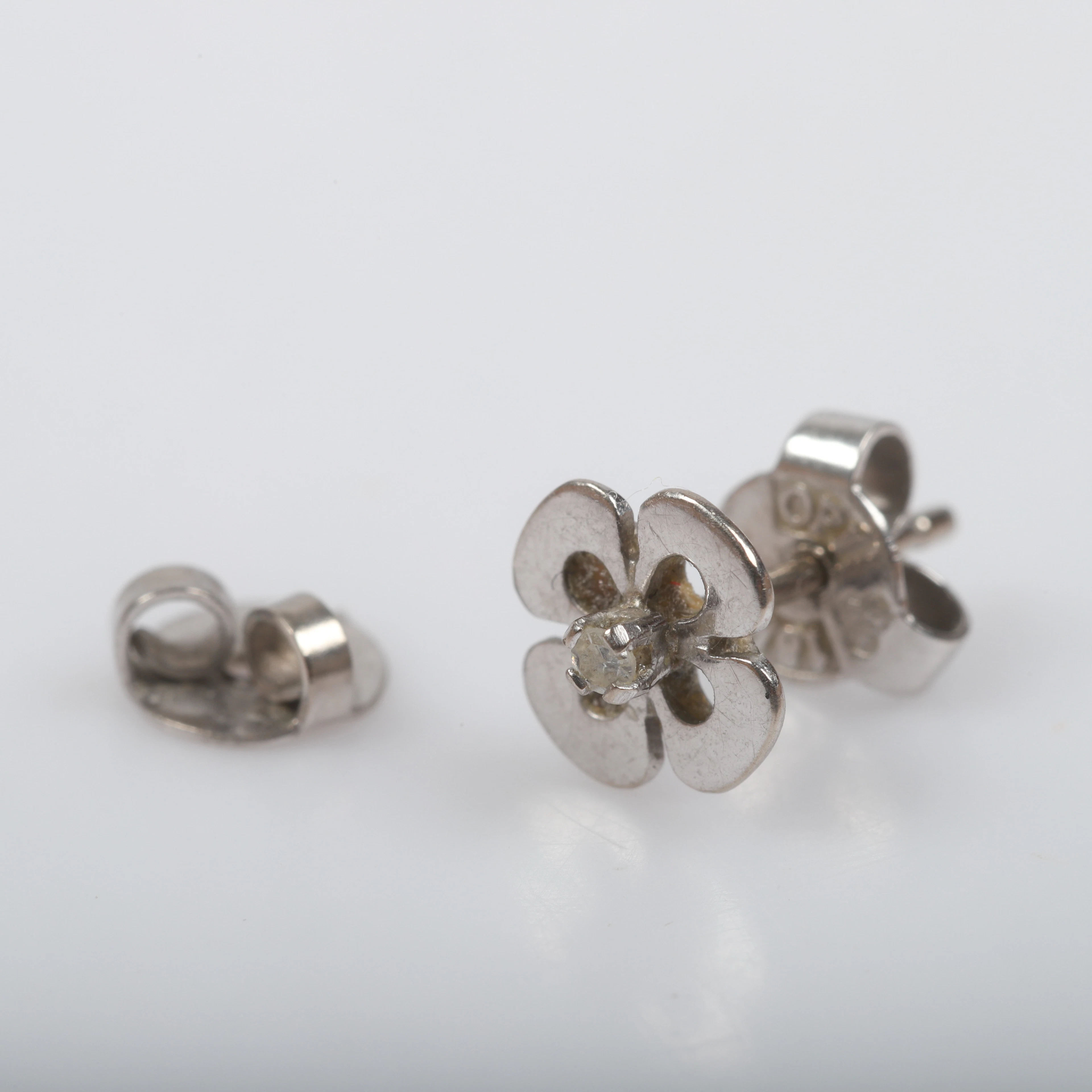 ÖRHÄNGE, 18 K vitguld med briljantslipad diamant.