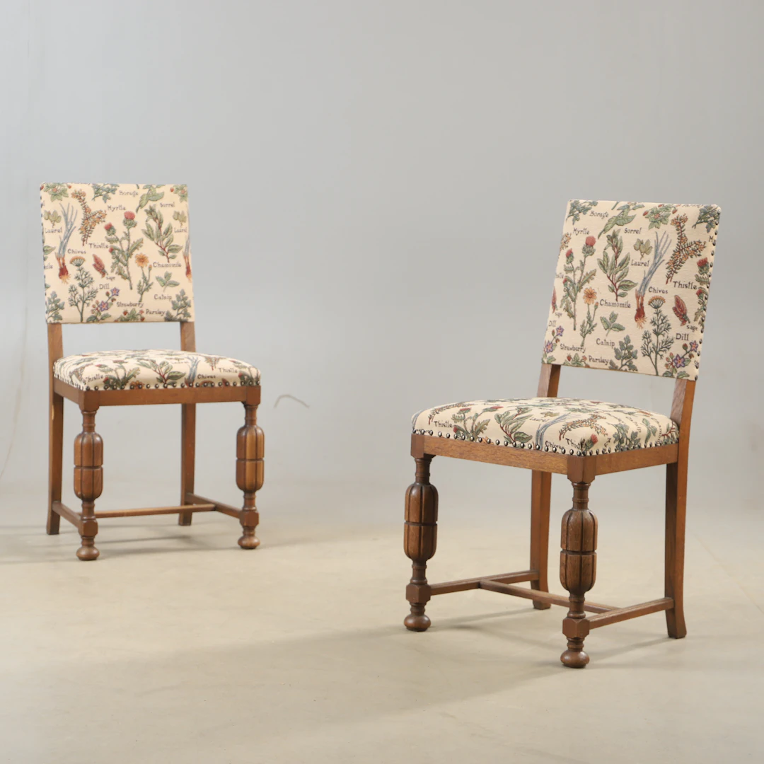 STOLAR, 1 par, textil och ek, 1900-talets första hälft.