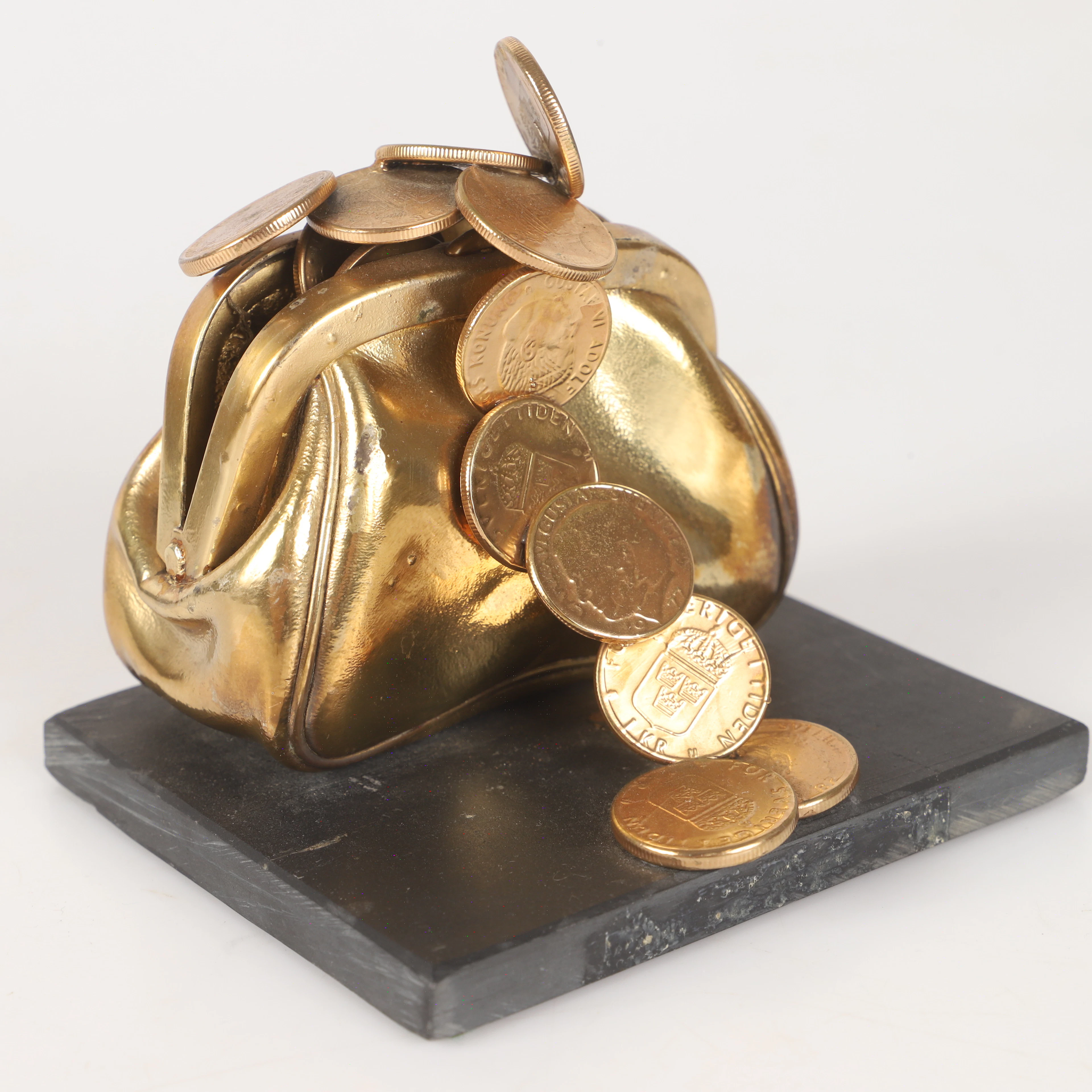 SKULPTUR, smålandsbörs med slantar, förgylld metall, osignerad.