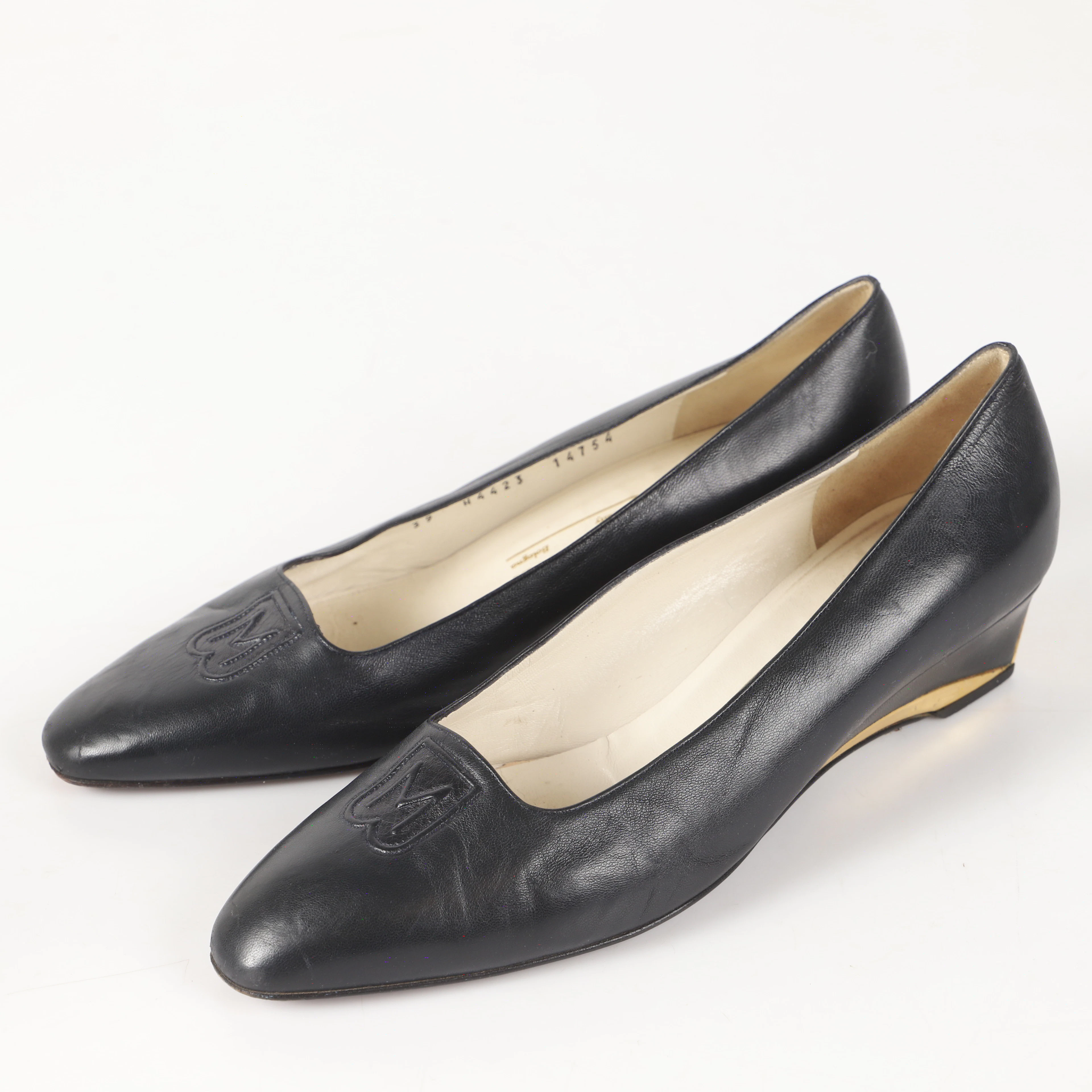 PUMPS, svart skinn, Bruno Magli, Italien.