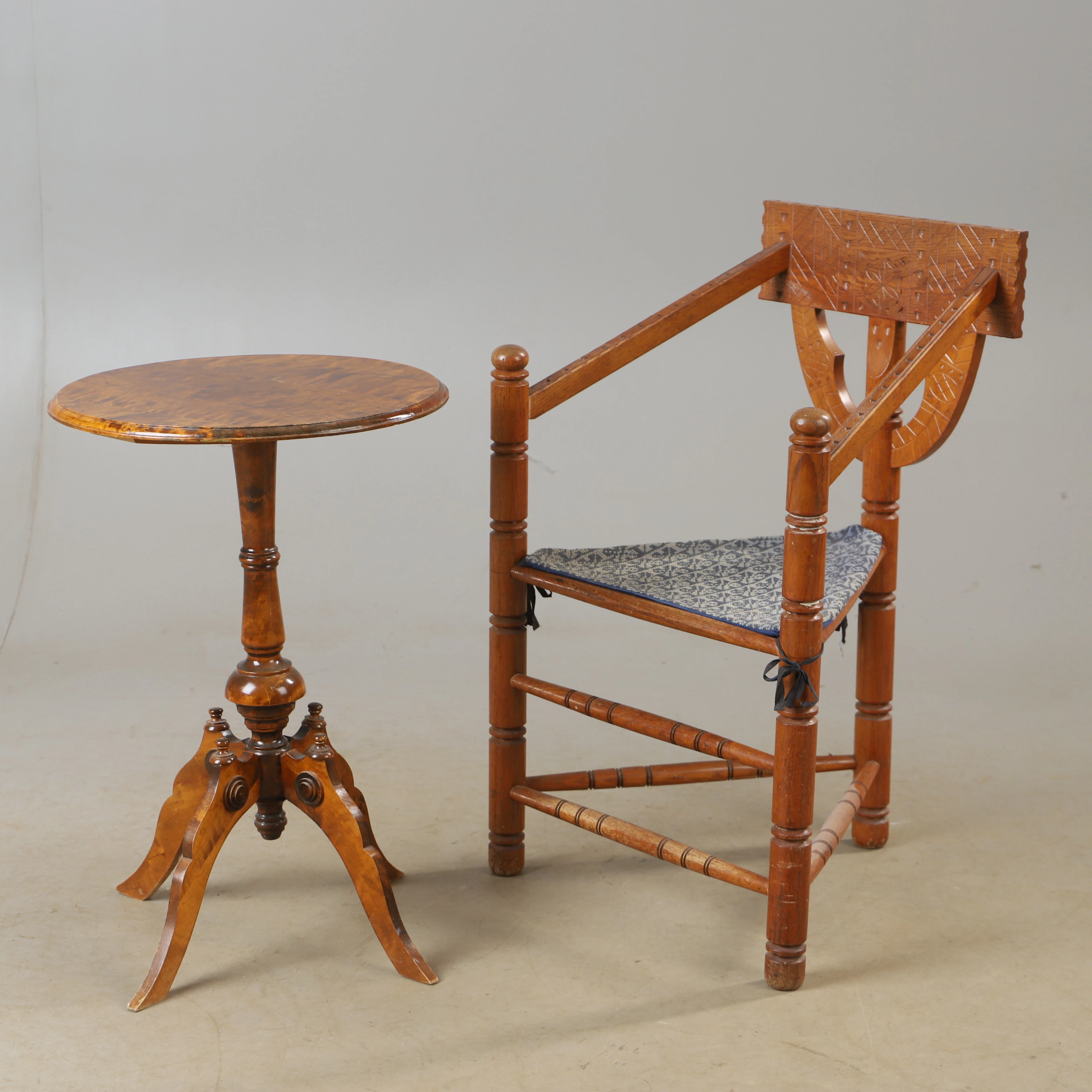 MUNKSTOL SAMT BORD, ek och björk, 1900-tal.