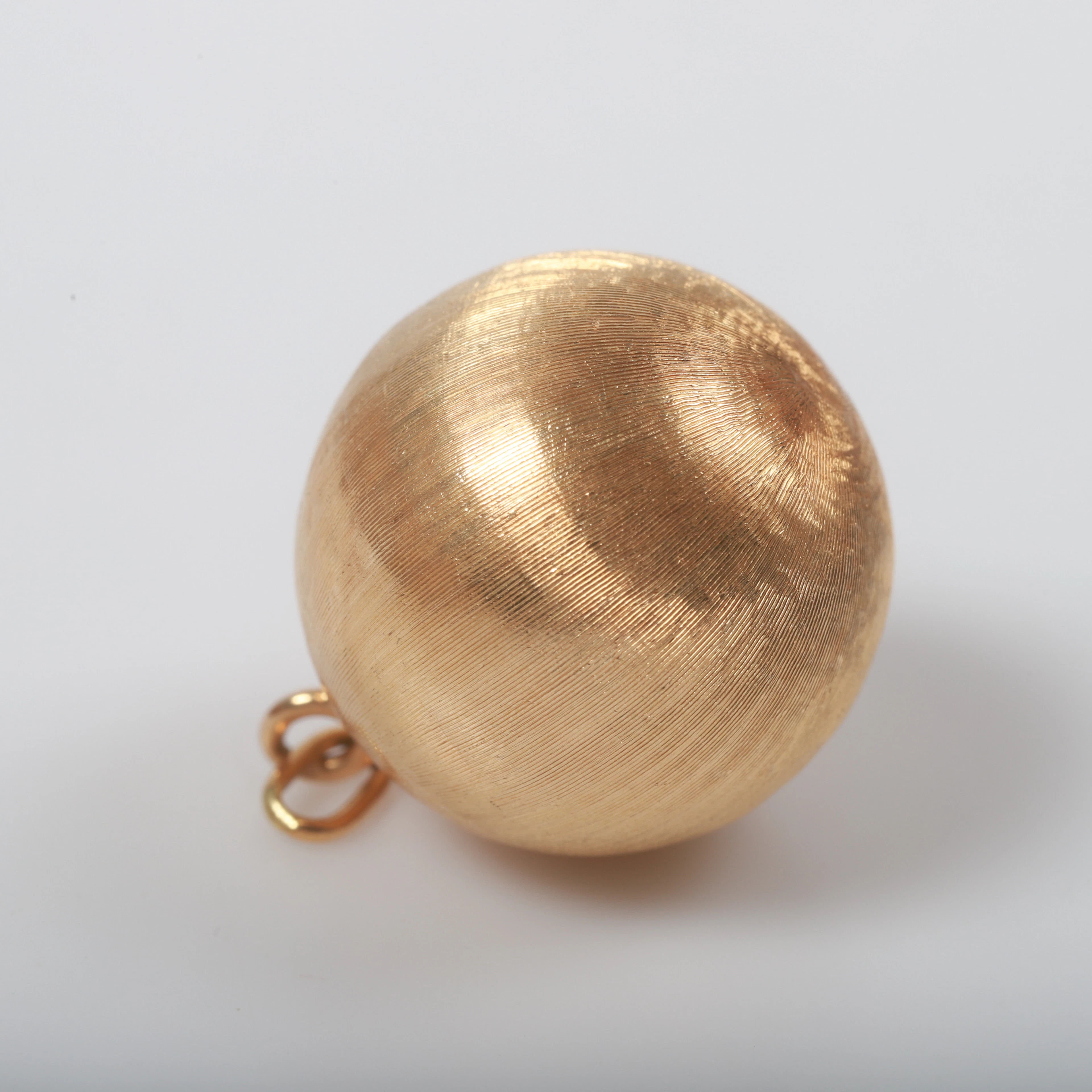 HÄNGE, mattborstad 18 K guld i form av kula.