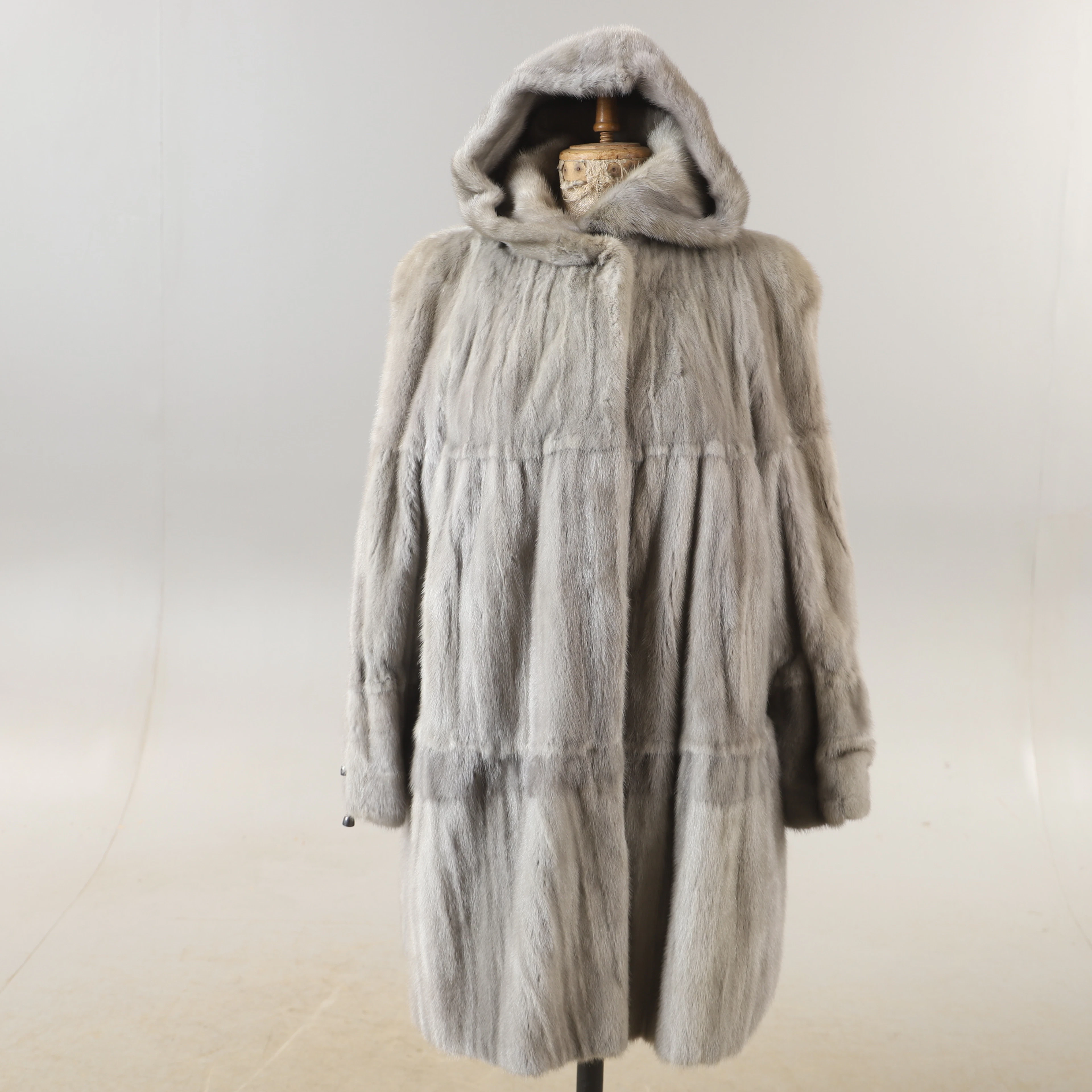 PÄLSKAPPA MED KAPUSCHONG, grå mink, Master Fashion, Tom Klaim, Ryssland.