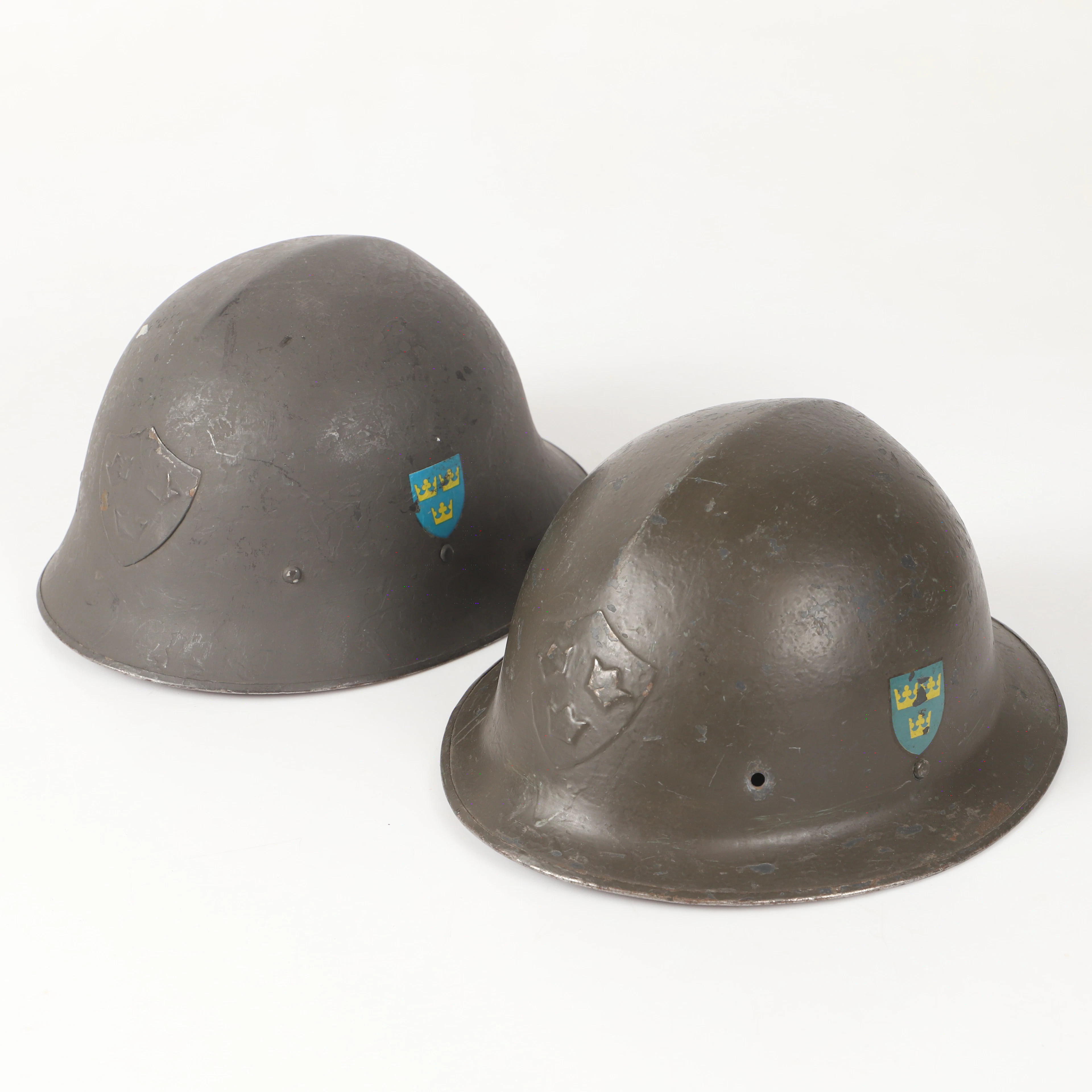 MILITÄRHJÄLMAR, 2 stycken, m/21, järn/läder, Sverige, 1900-tal.