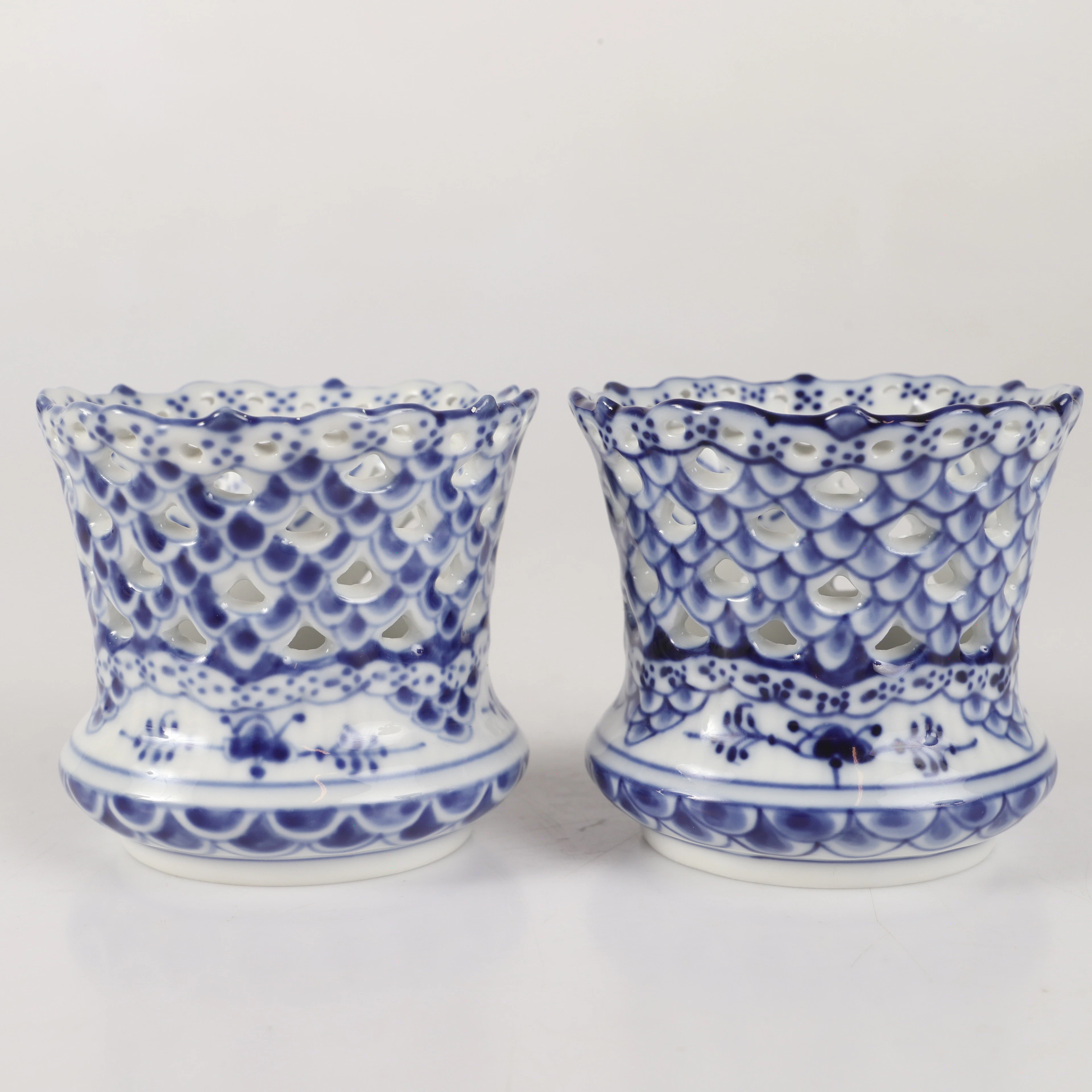 VASER, 1 par, "Musselmalet", porslin, Royal Copenhagen, Danmark.