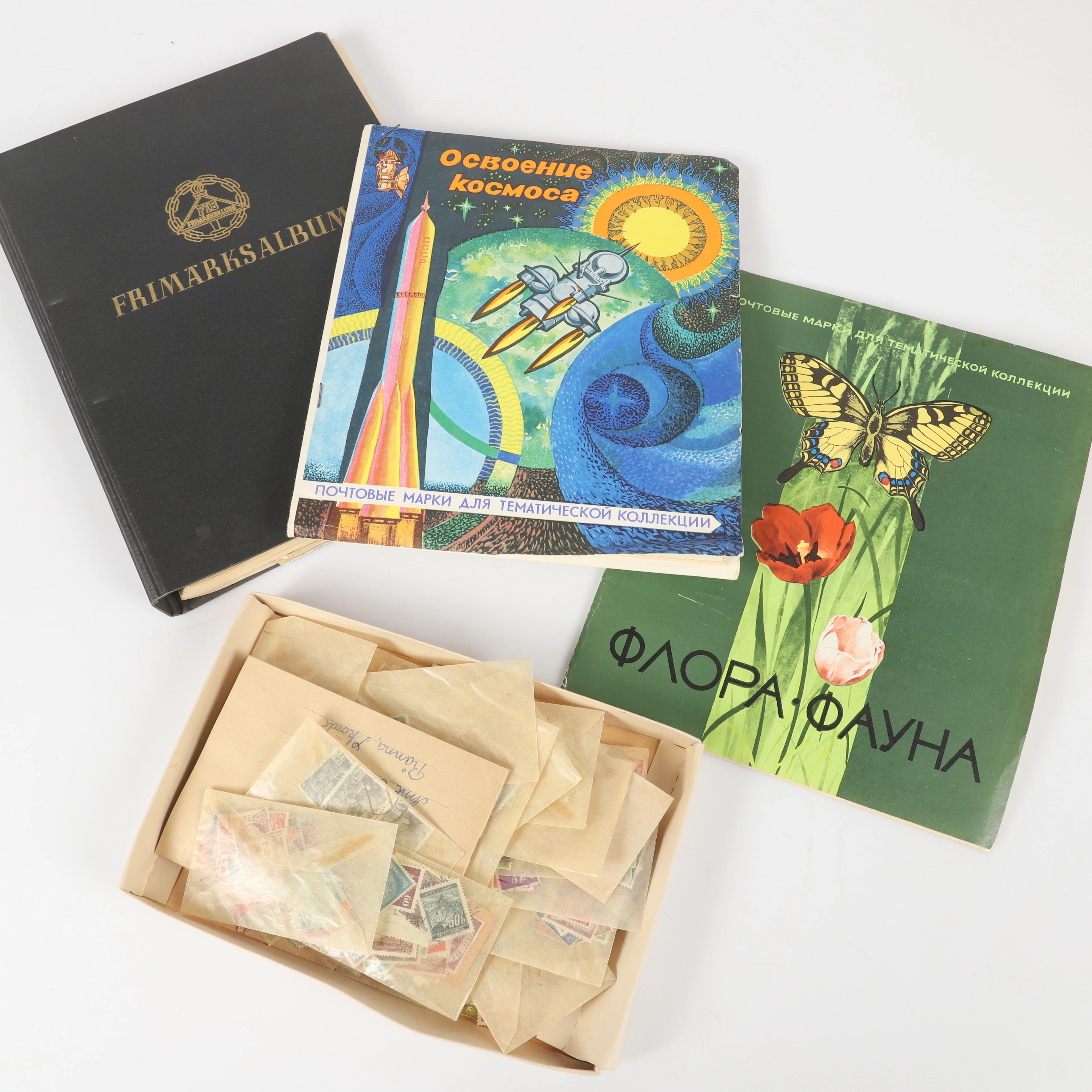 FRIMÄRKSALBUM, 3 stycken, bl. a. Sovjetunionen, 1900-tal.