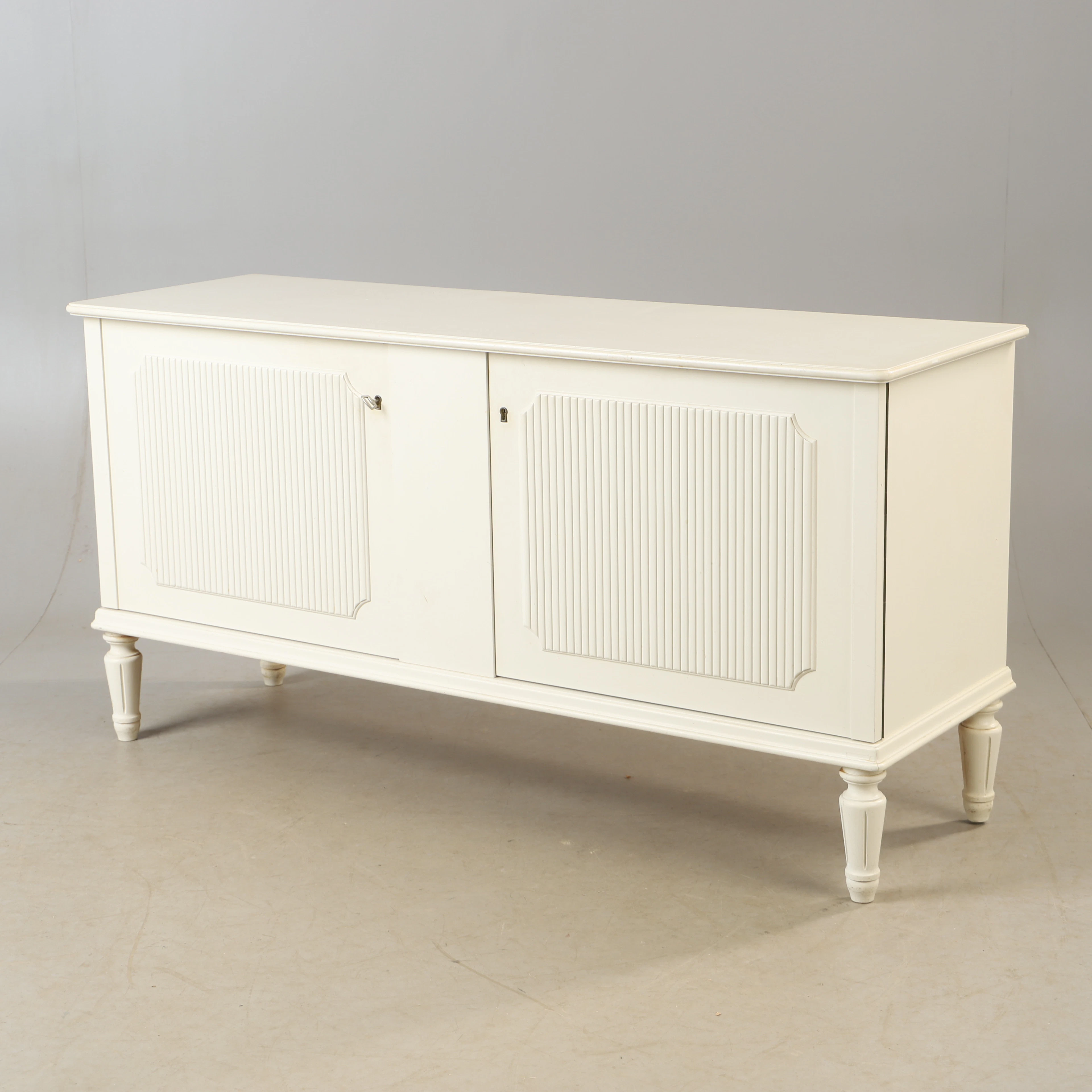 SIDEBOARD, vitmålat, gustaviansk stil.