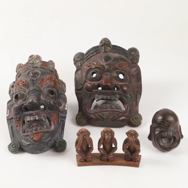 MASKER M. M., 4 stycken, skuret trä, Borneo, 1900-tal.