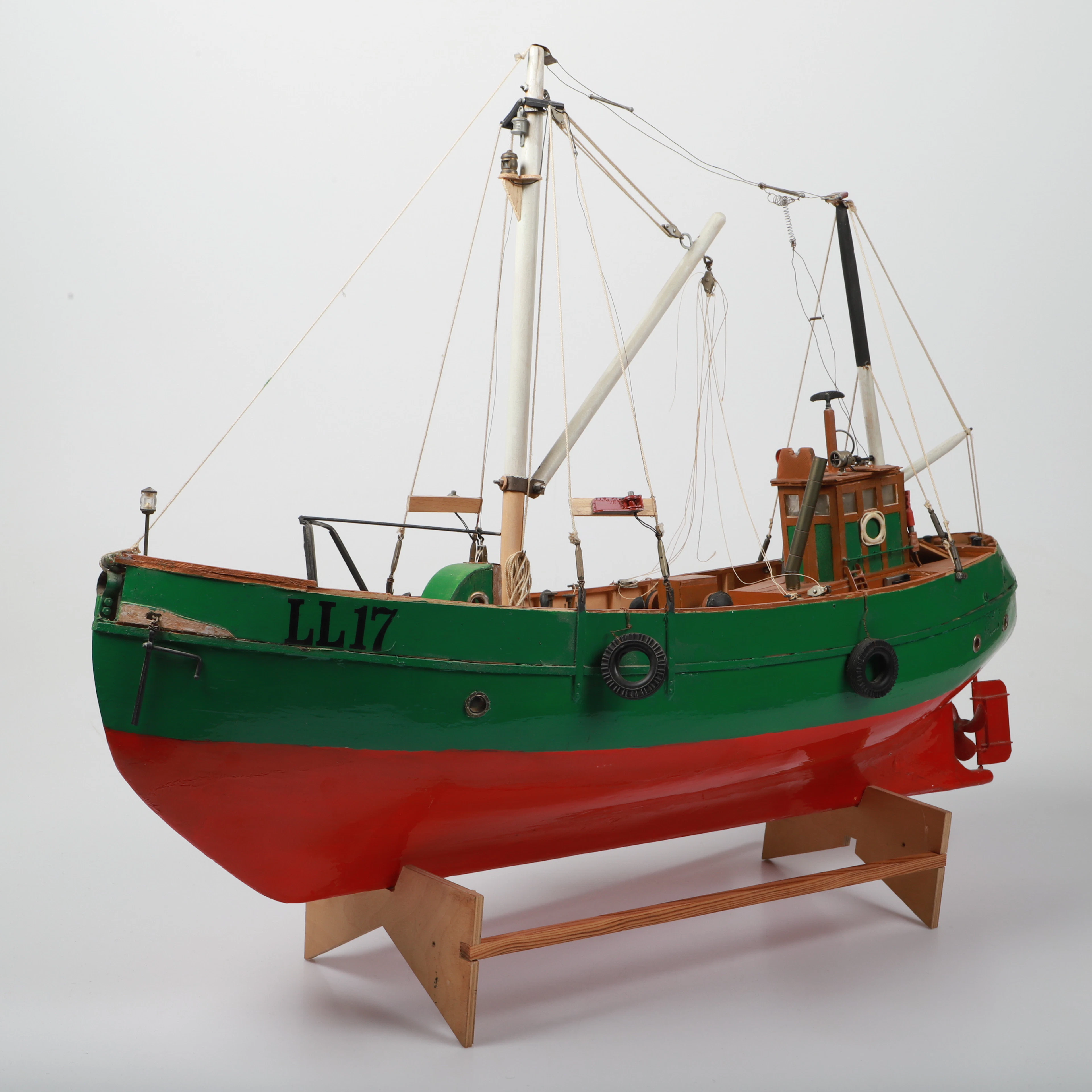 MODELLSKEPP, "Gina", trä/textil, Lysekil, 1900-tal.