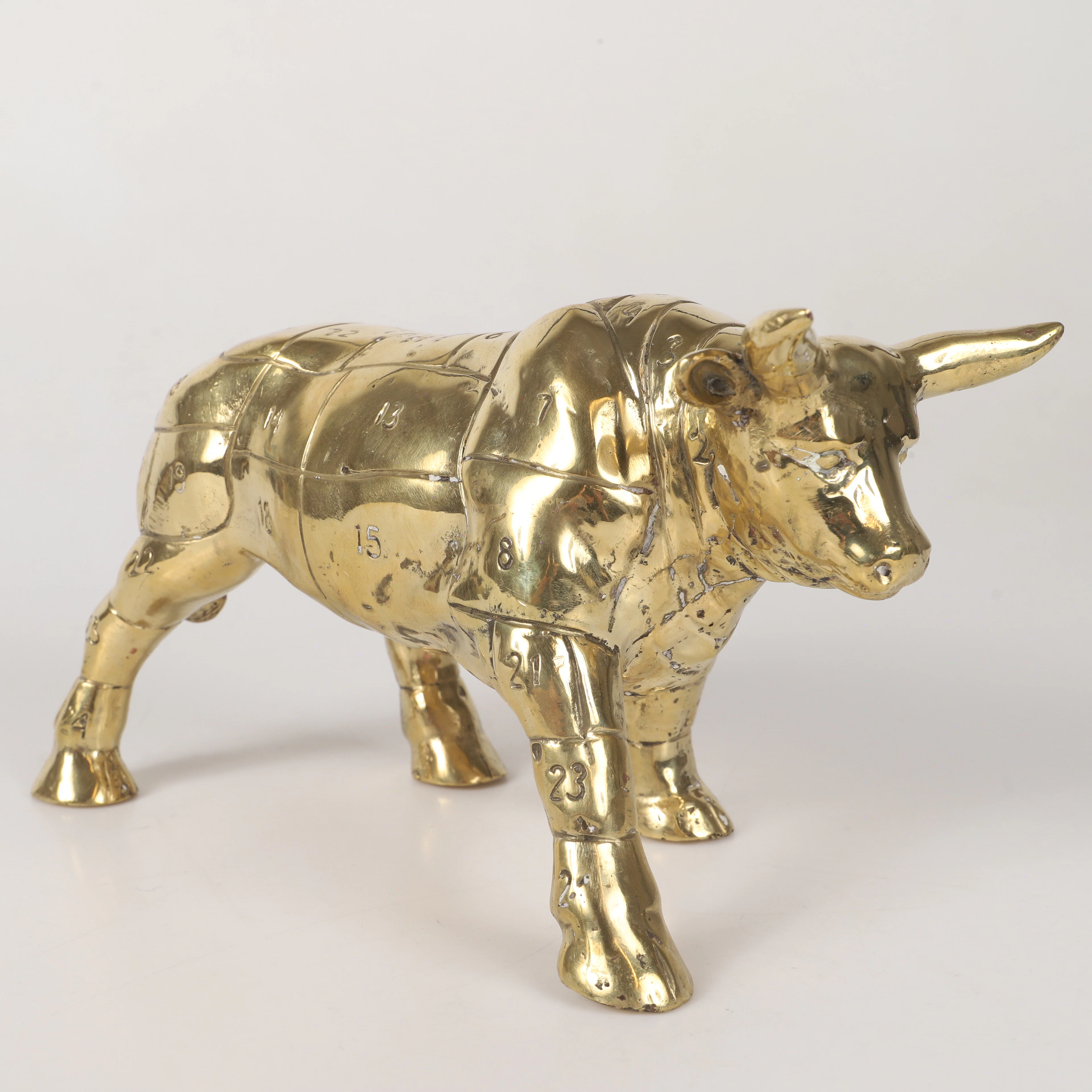 ANDREAS WARGENBRANT. Skulptur, "El Bull", med styckningsschema, förgylld