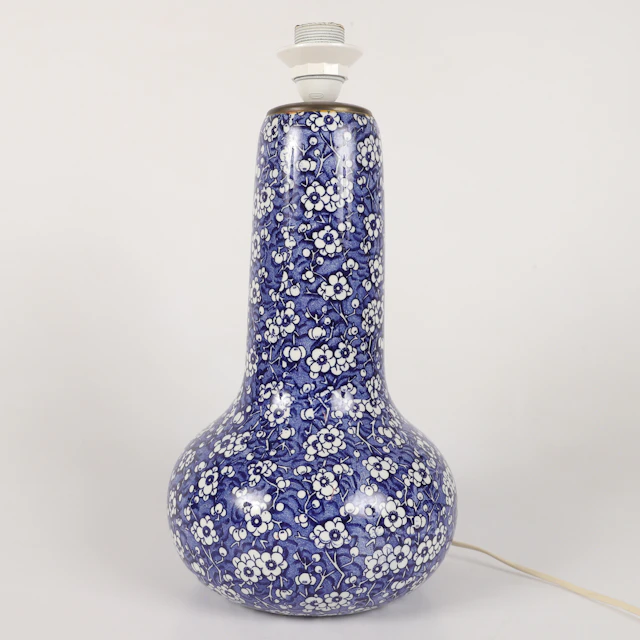 BORDSLAMPA, porslin med blomsterdekor, 1900-tal.