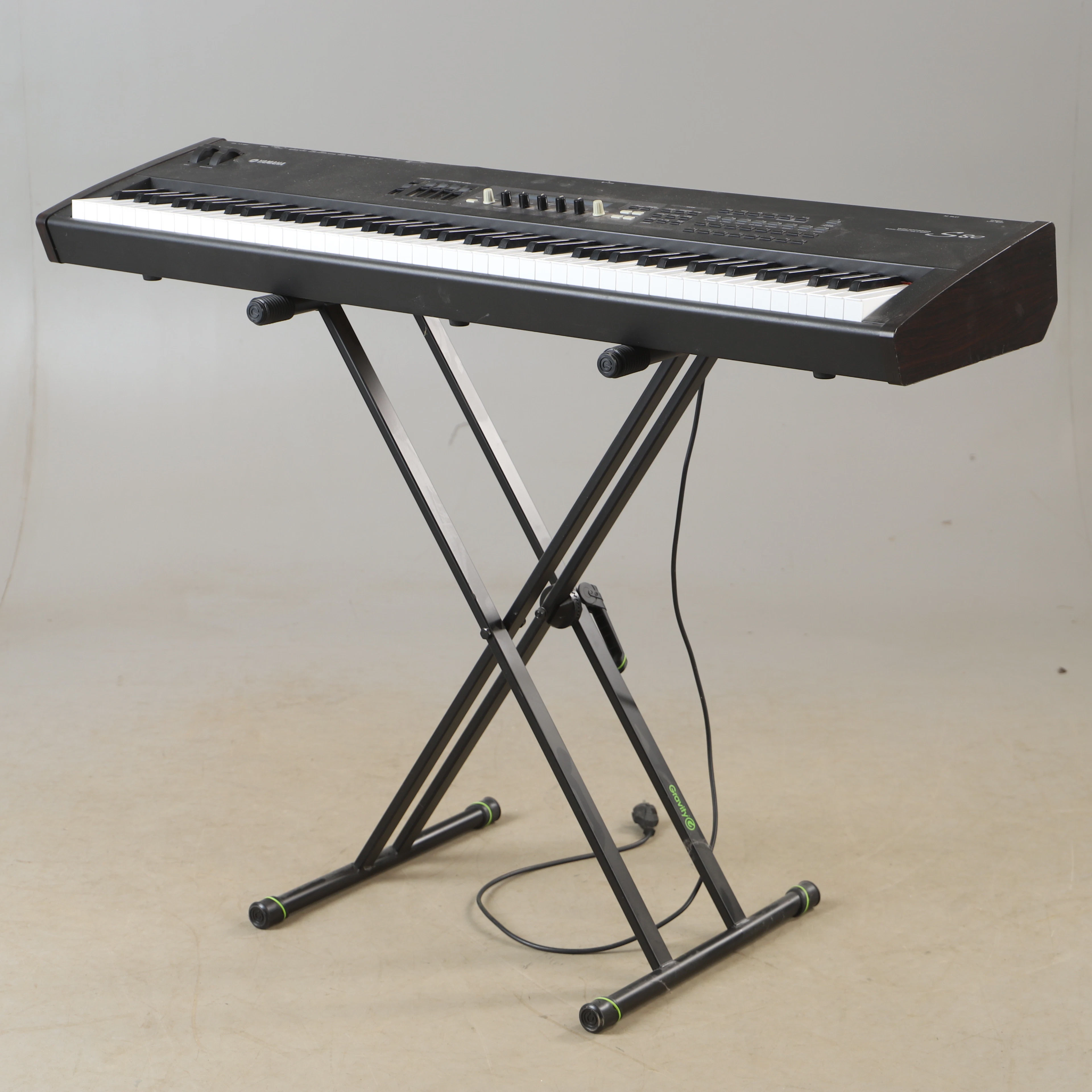 SYNTHESIZER MED STATIV, Yamaha S80.