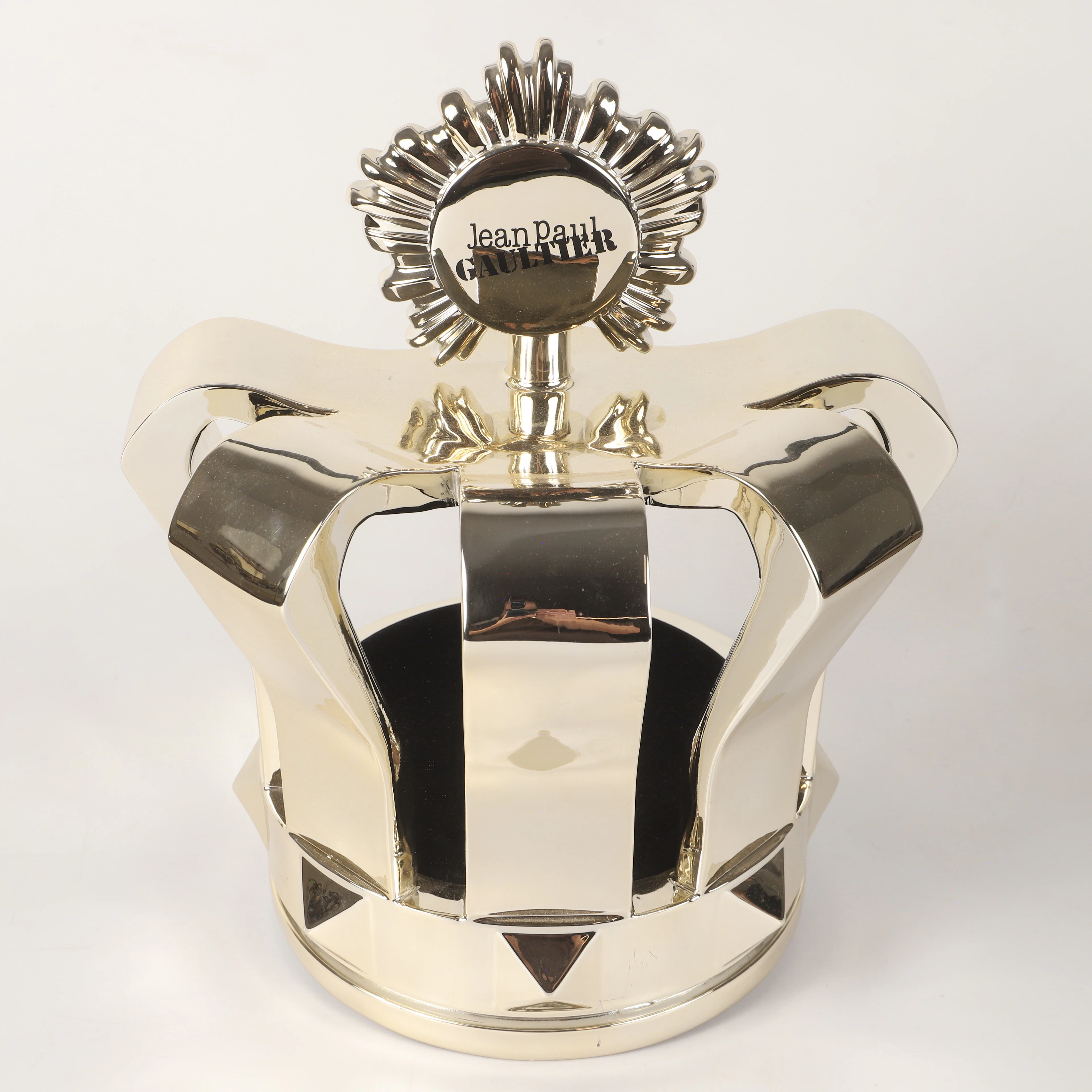 BUTIKSDISPLAY, i form av en krona, plast/textil, Jean Paul Gaultier, 2021.