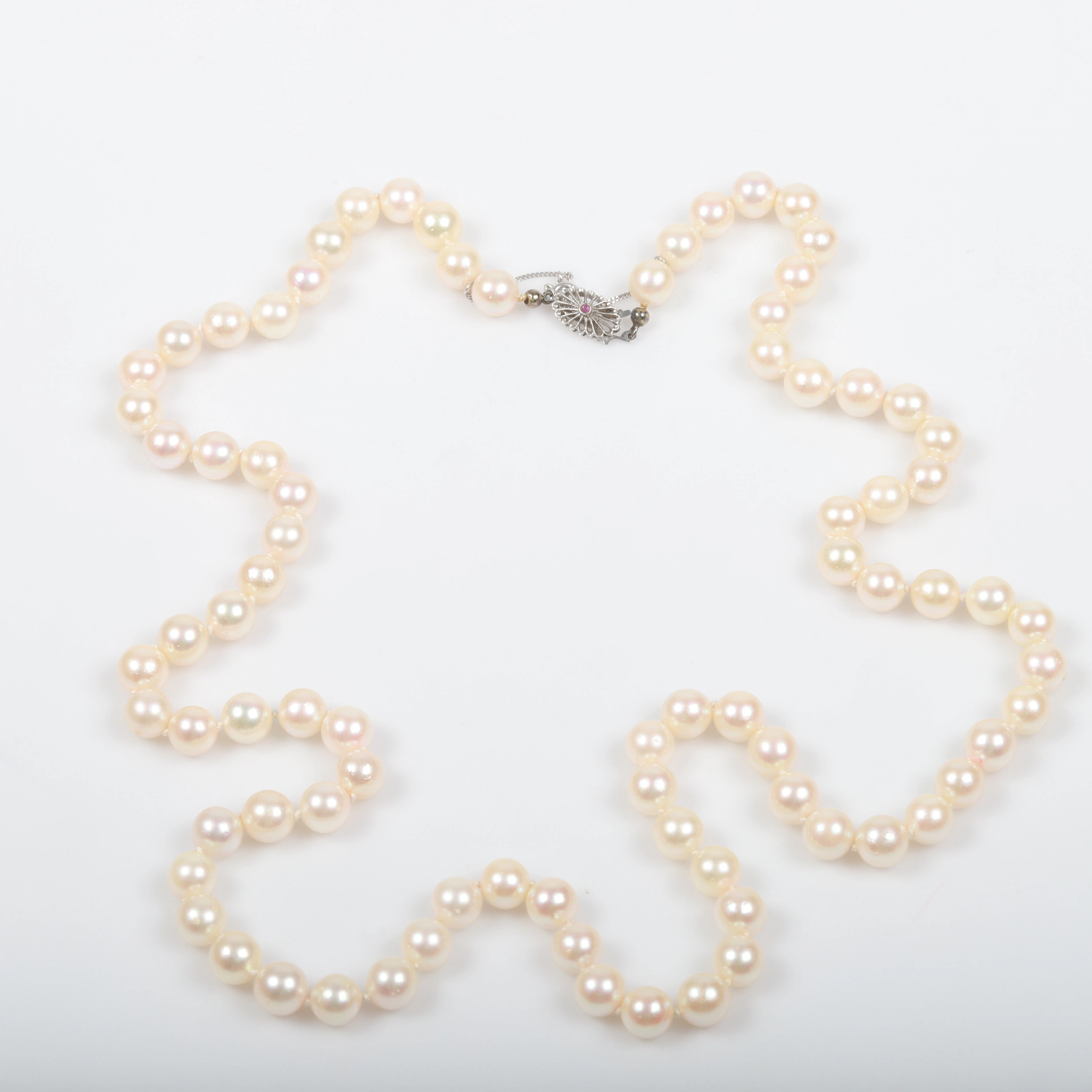 COLLIER, odlade pärlor med lås av 18 K vitguld med rosa safir.