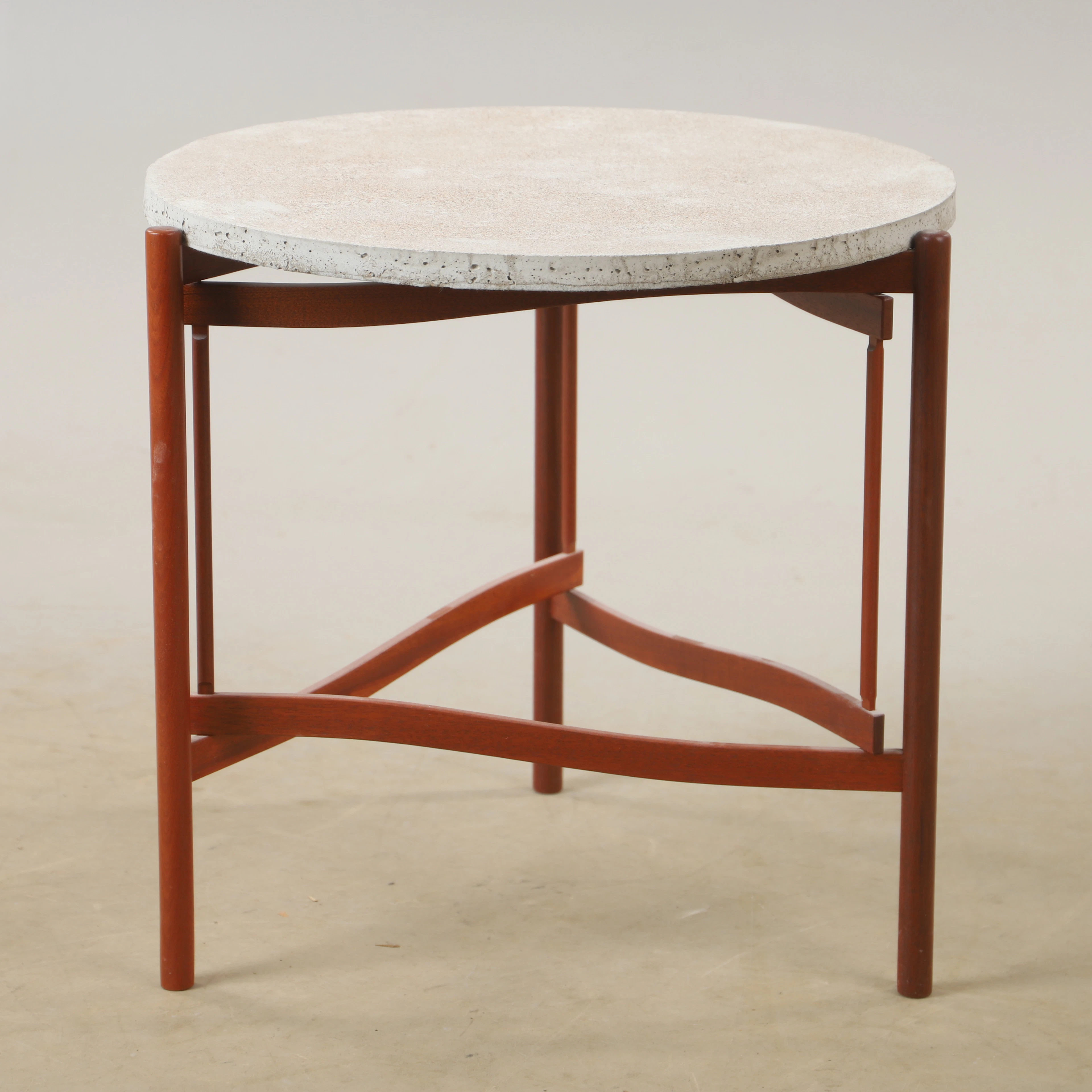 HANS JOHANSSON. Sidobord, "Tema", mahogny med betongskiva, Karl Andersson