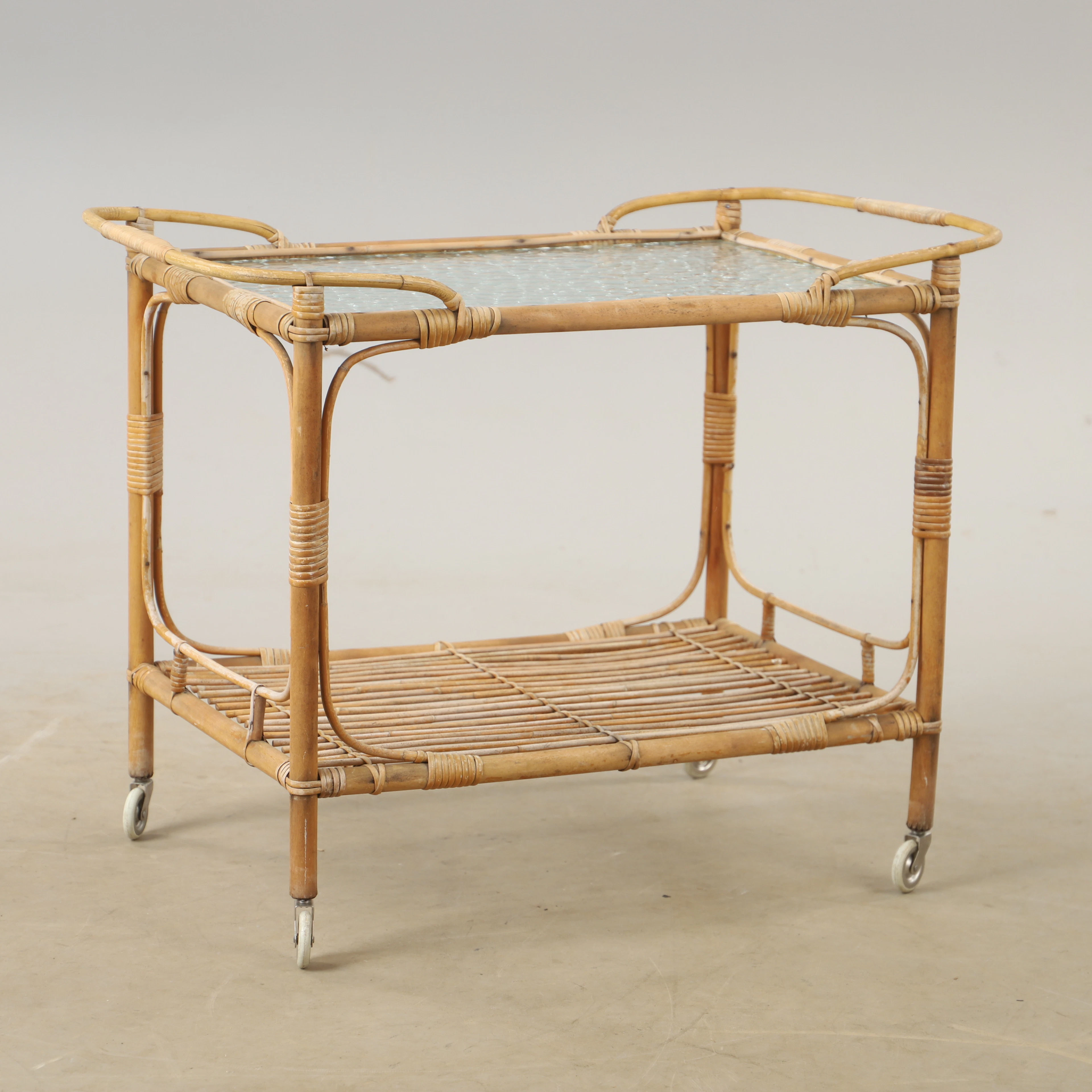 SERVERINGSVAGN, rotting och glas, 1900-talets mitt.