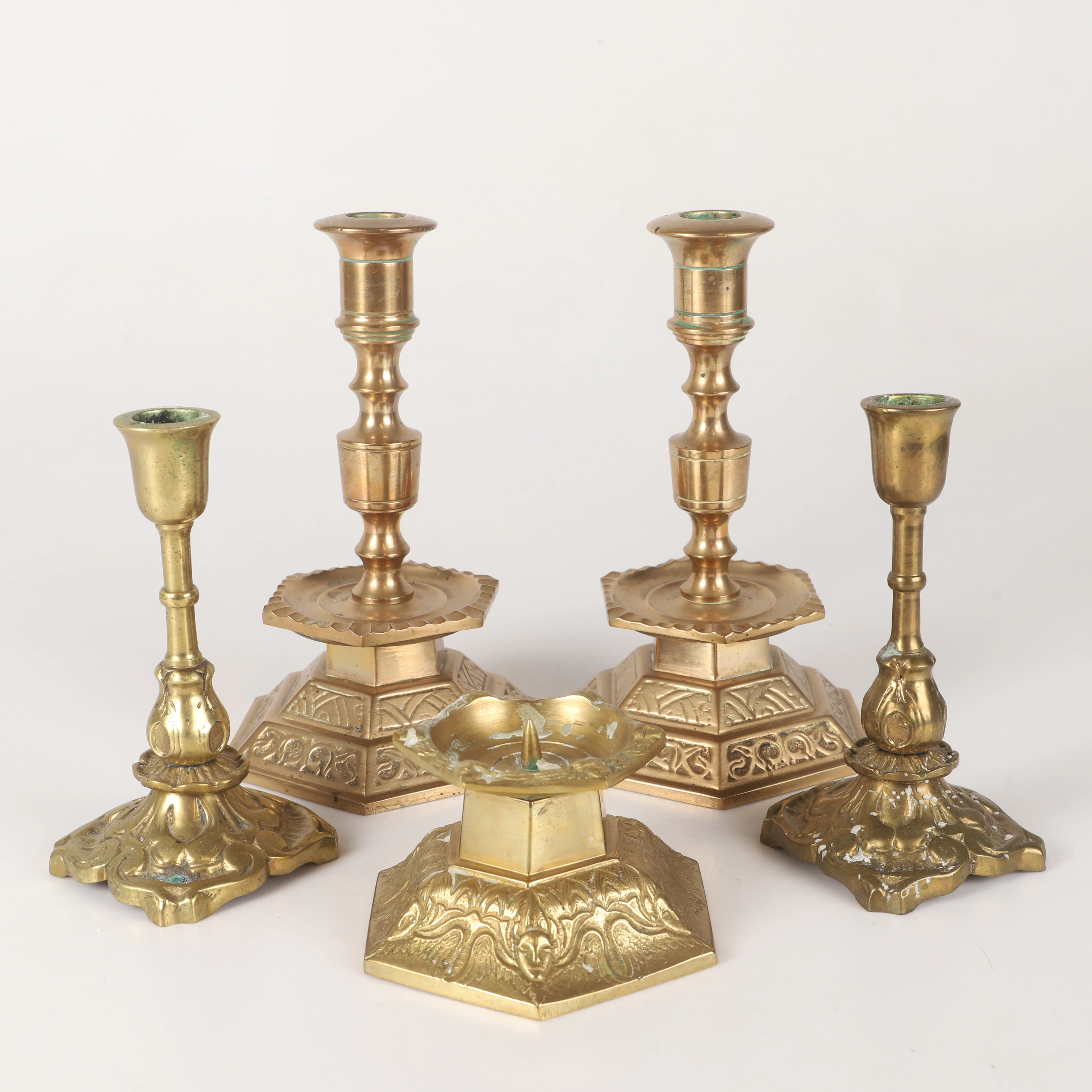 LJUSSTAKAR, 5 stycken, mässing/malm, 1900-tal.