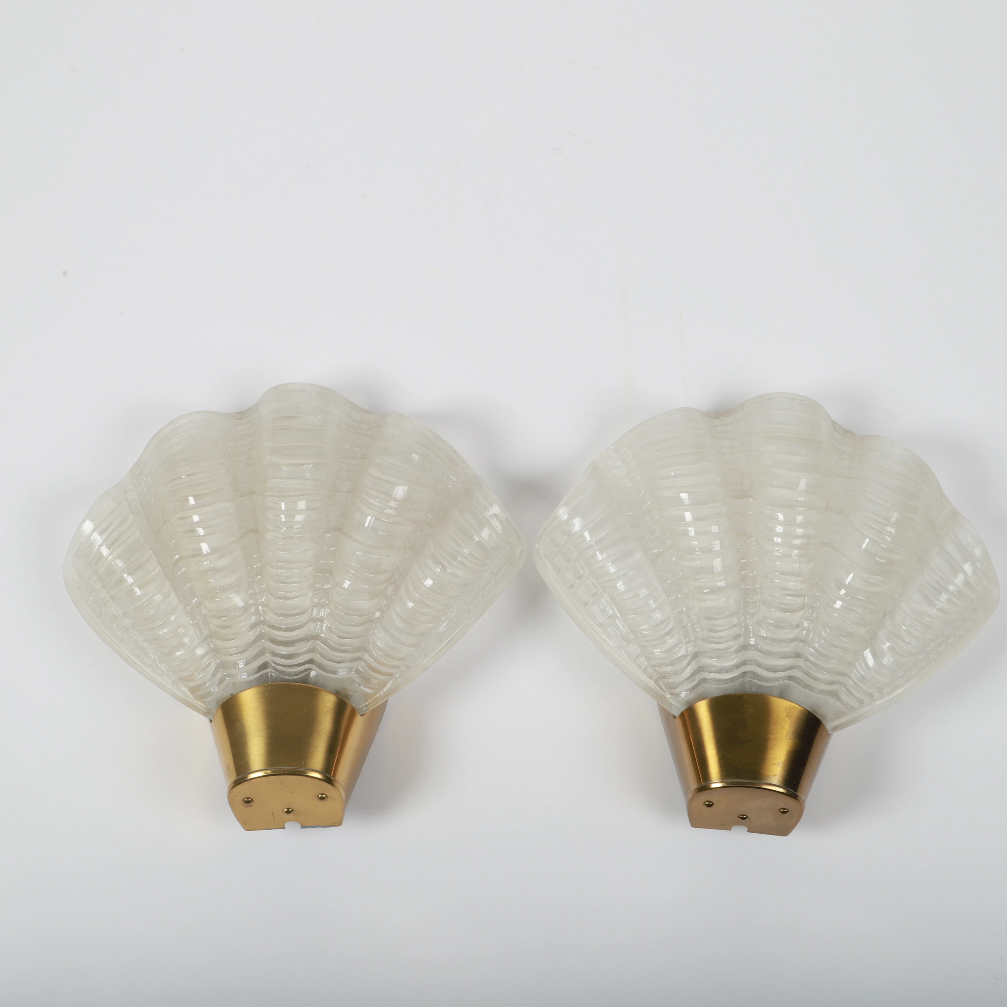 VÄGGLAMPOR, 1 par, "Coquille", glas och mässing, Asea, 1900-talets mitt.