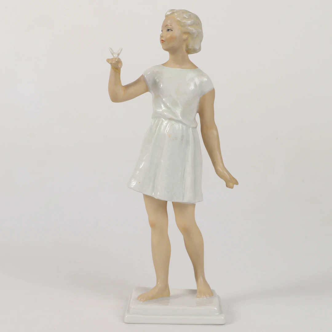 FIGURIN, flicka med fjäril, porslin, Schabachkunst, Tyskland.