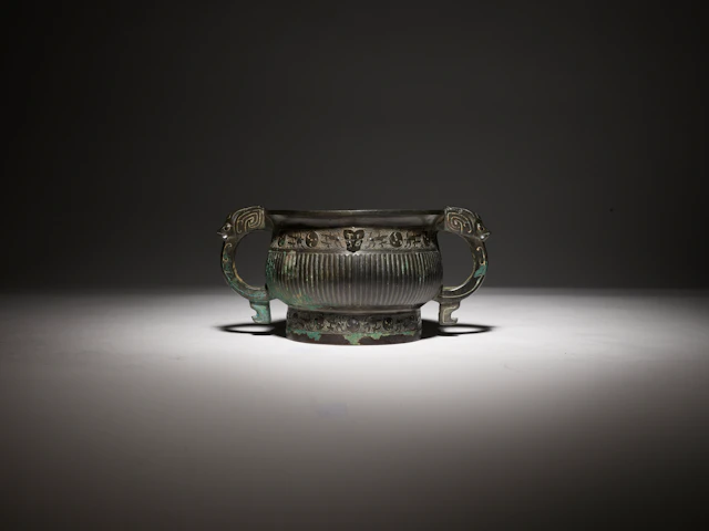 AN ARCHAIC BRONZE VESSEL, GUI