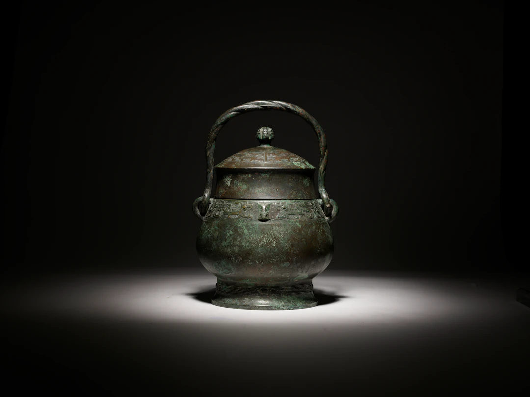 A LARGE BRONZE RITUAL WINE VESSEL AND COVER, YOU
