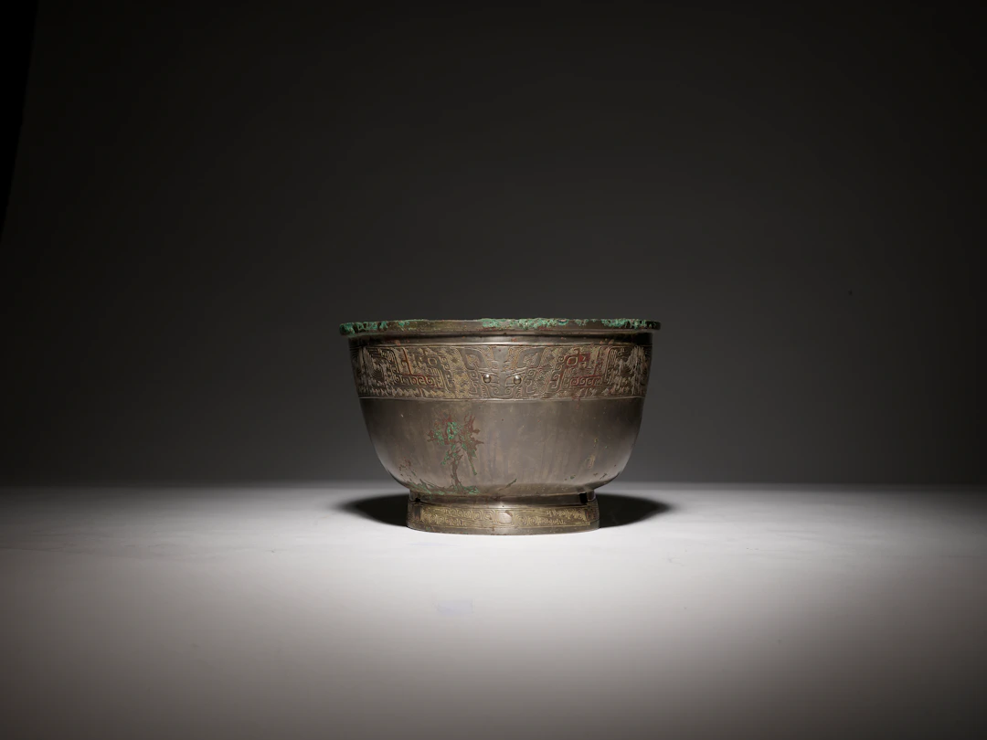 A RARE BRONZE RITUAL FOOD VESSEL, YU