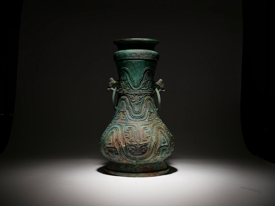 A MAGNIFICANT AND RARE LARGE RITUAL BRONZE WINE VESSEL AND A COVER, HU