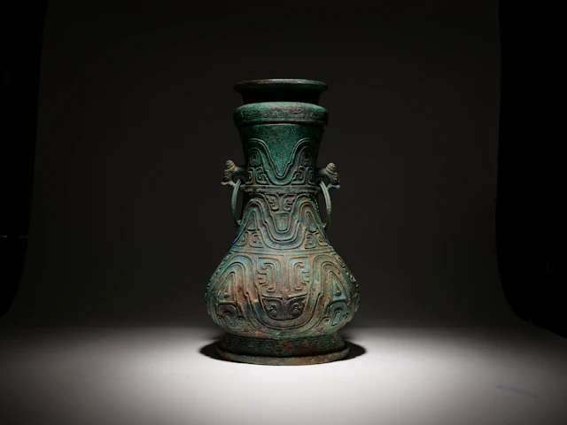 A MAGNIFICANT AND RARE LARGE RITUAL BRONZE WINE VESSEL AND A COVER, HU