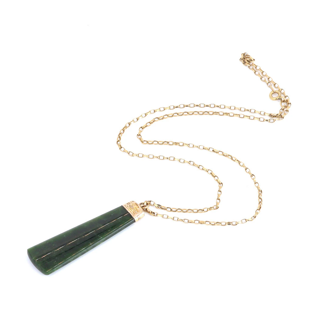 9CT GOLD JADE PENDANT & CHAIN.