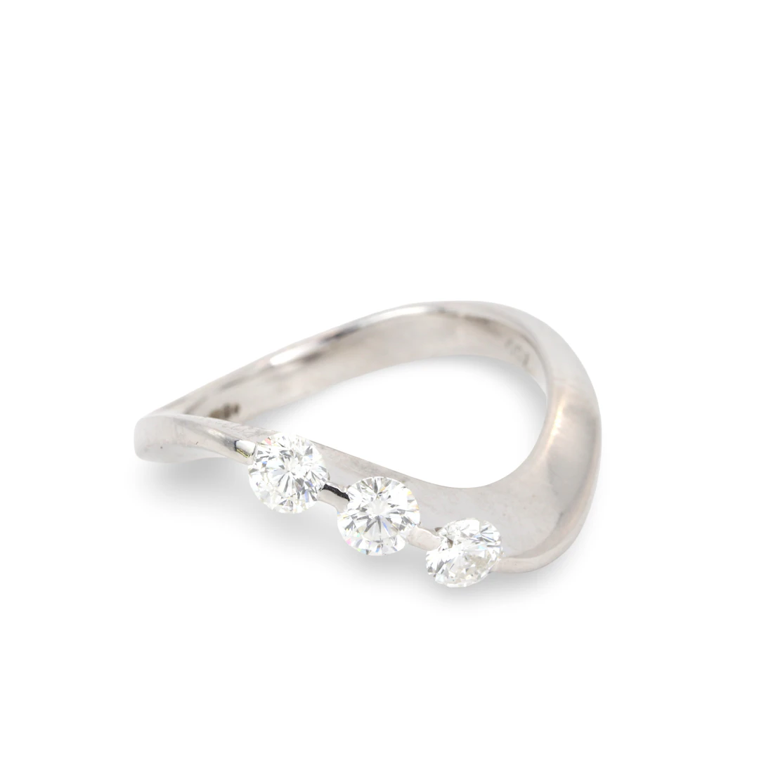 18CT GOLD DIAMOND RING.