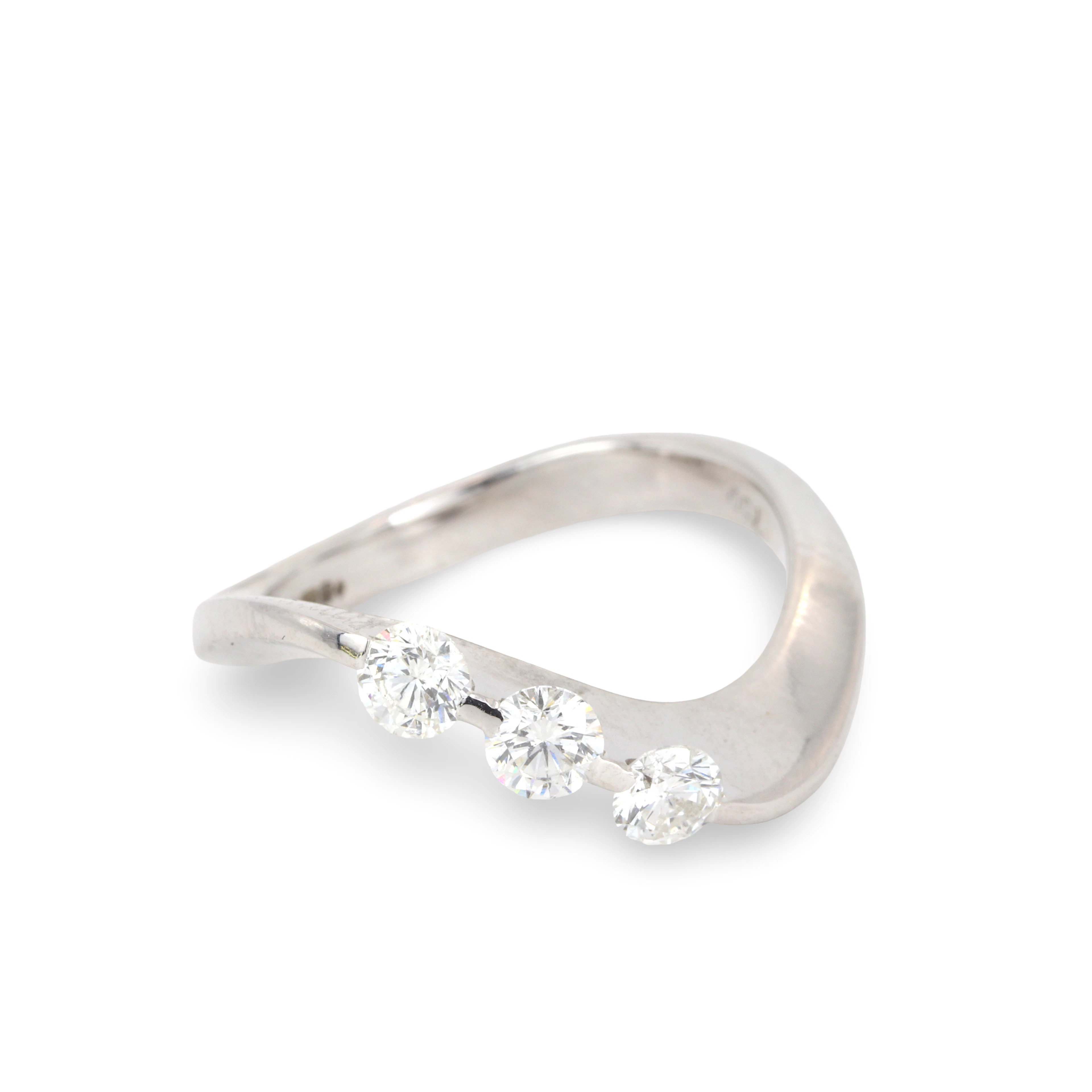 18CT GOLD DIAMOND RING.