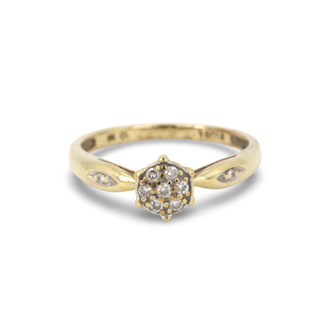 9CT DIAMOND CLUSTER RING.