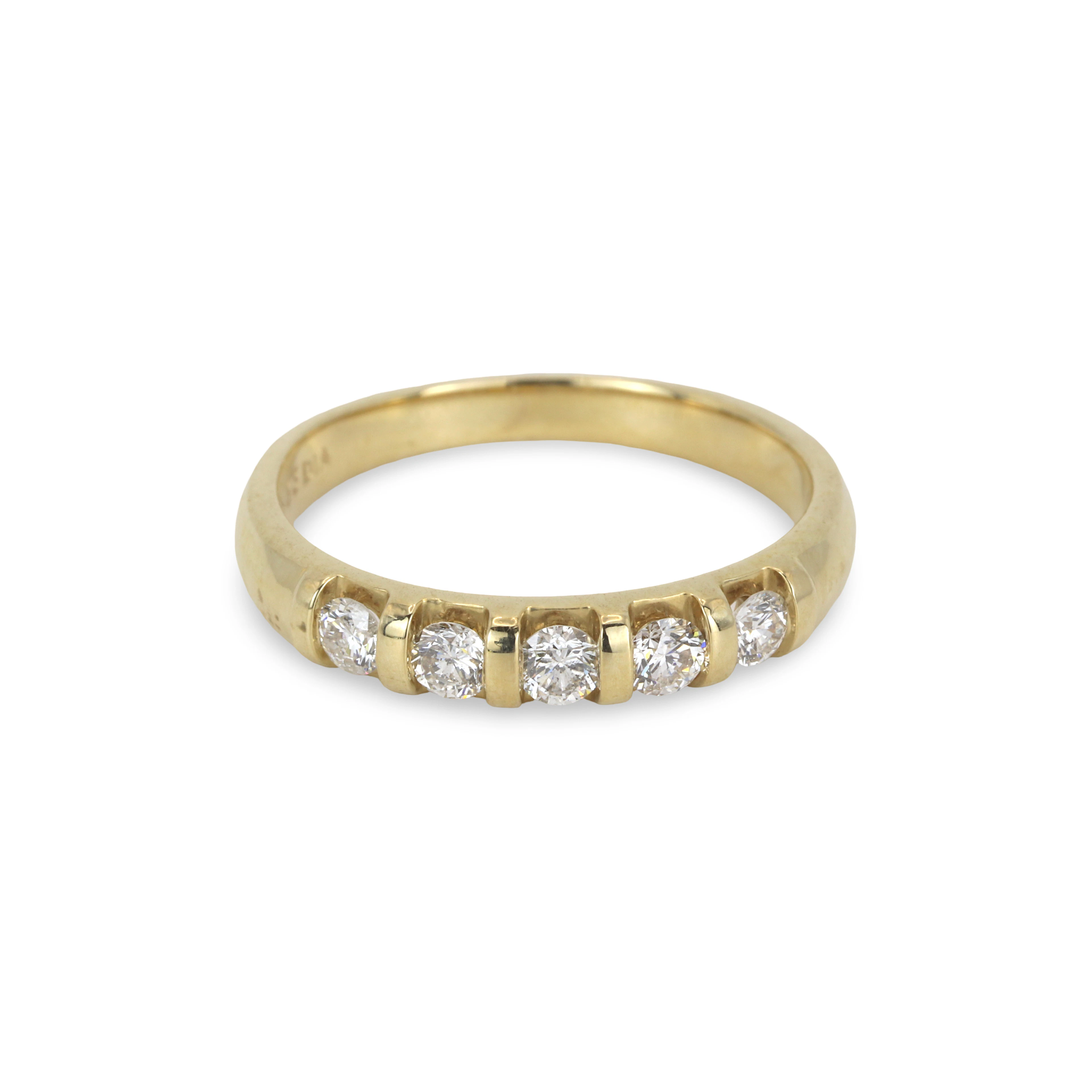 9CT GOLD DIAMOND RING.