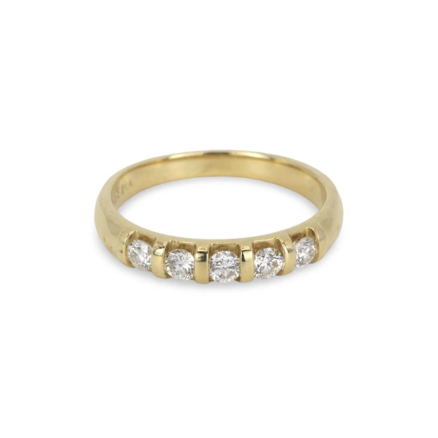 9CT GOLD DIAMOND RING.