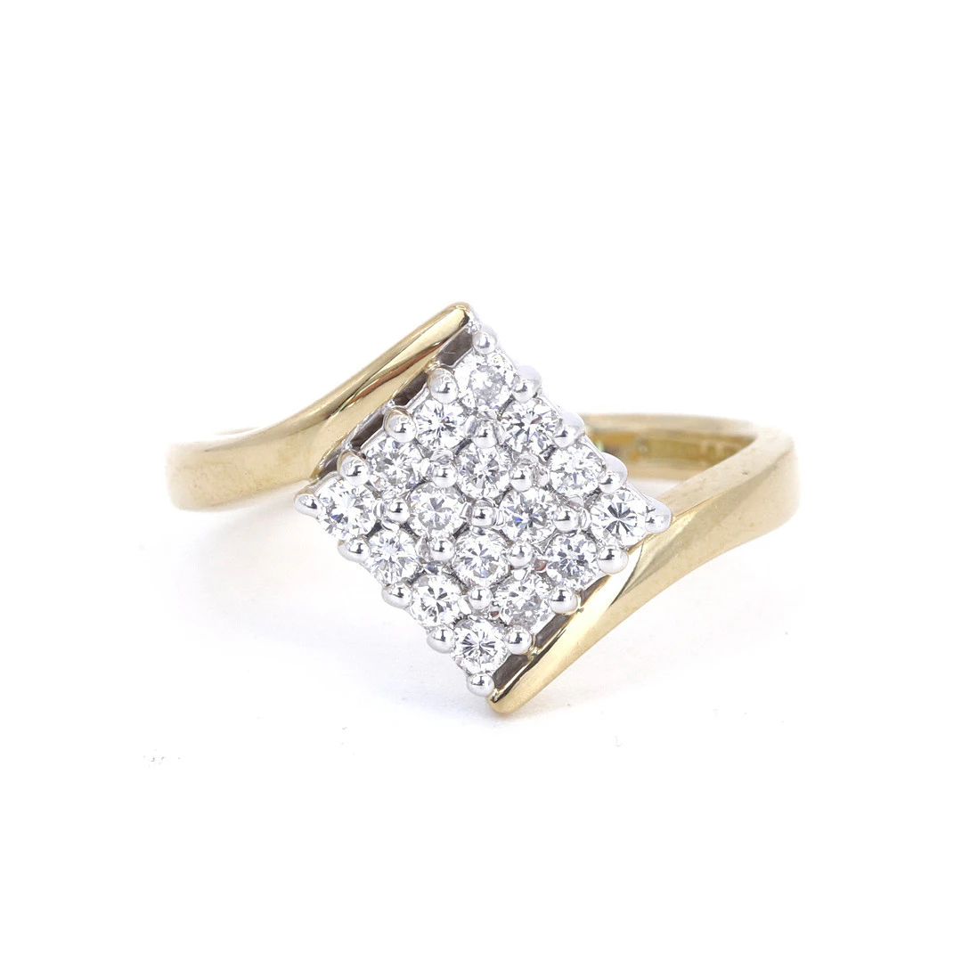 18CT GOLD DIAMOND SET CLUSTER RING.