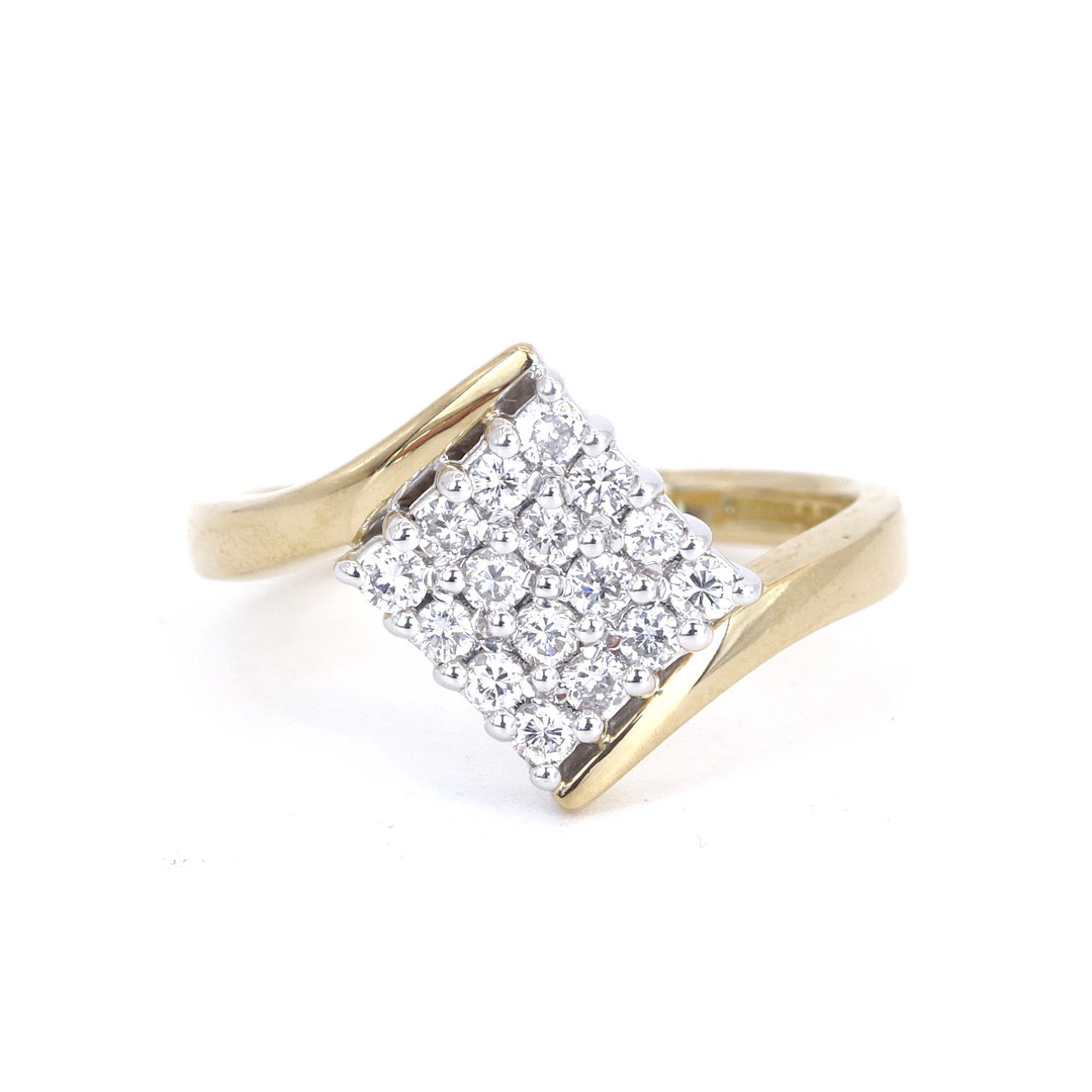 18CT GOLD DIAMOND SET CLUSTER RING.