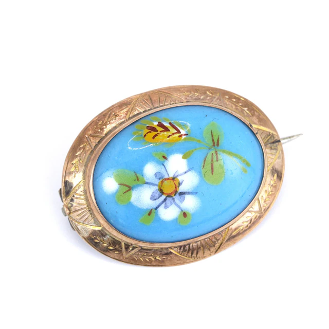 9CT GOLD HAND-PAINTED BROOCH.