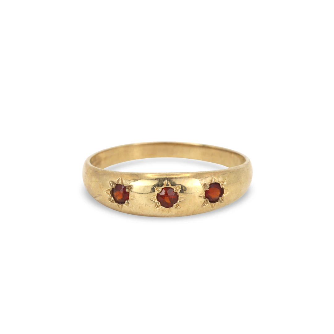9CT GOLD THREE STONE GARNET RING.