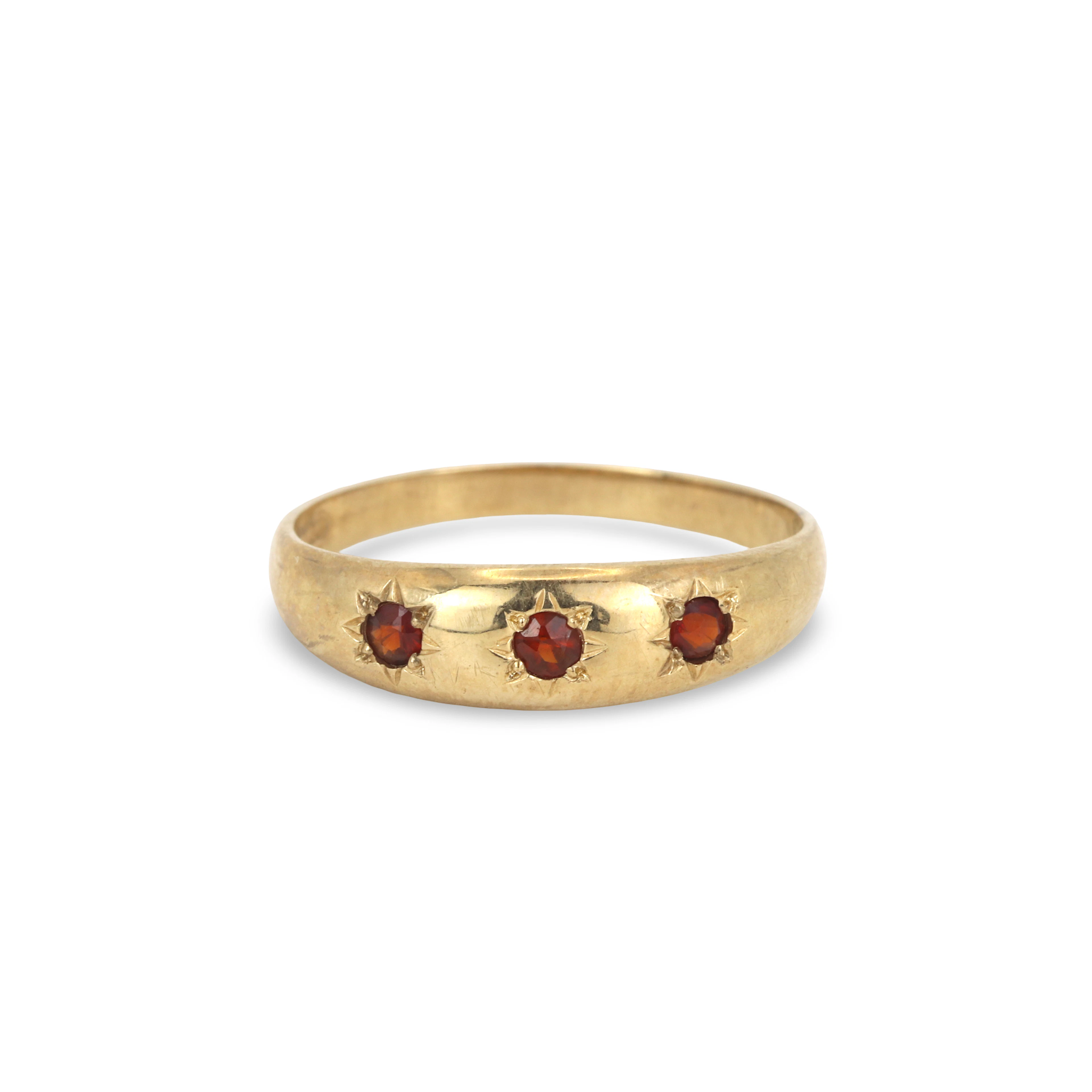 9CT GOLD THREE STONE GARNET RING.