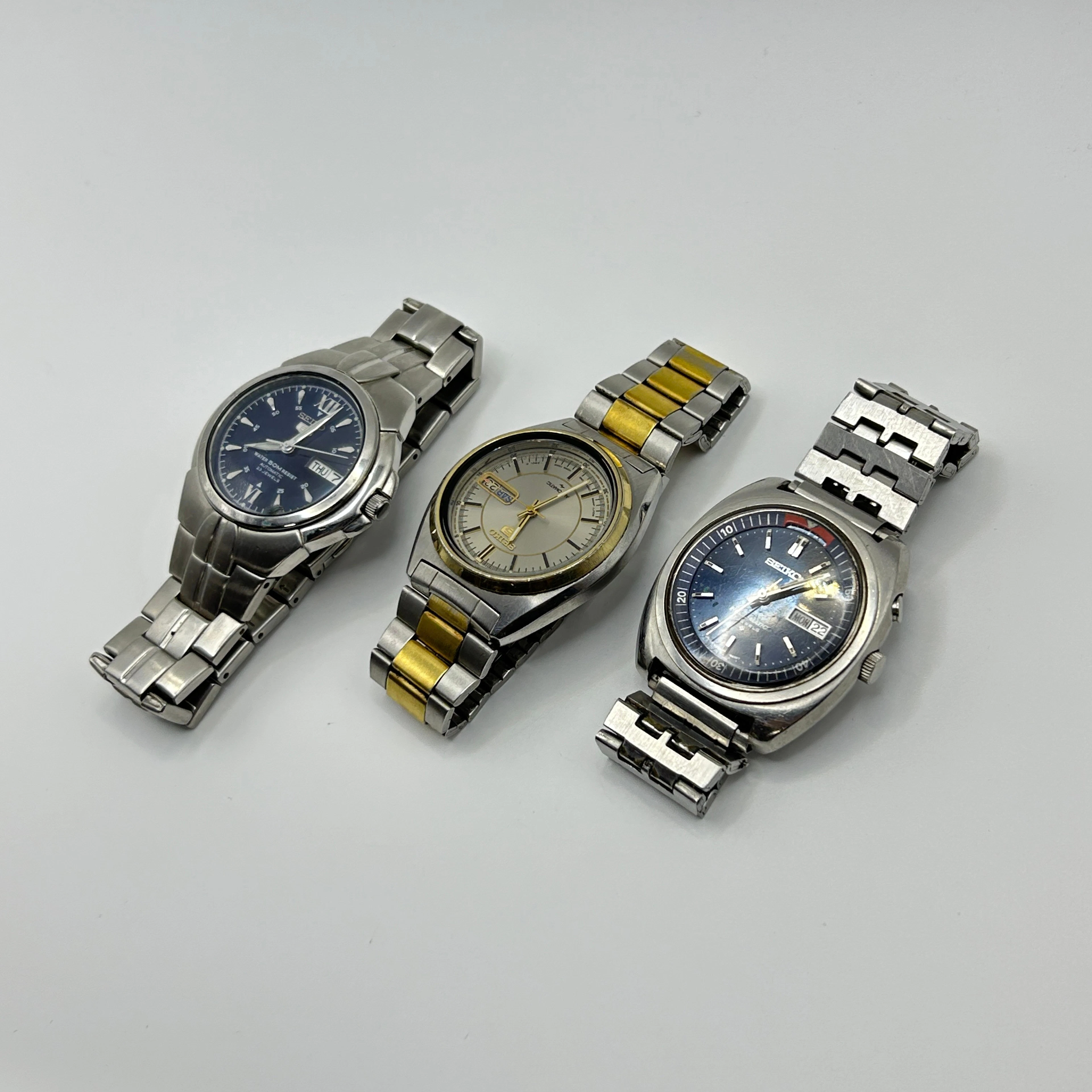THREE VINTAGE SEIKO AUTOMATIC WRISTWATCHES.
