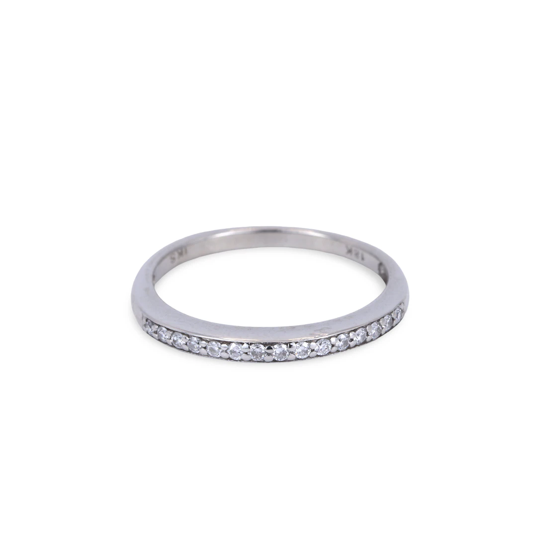 18CT GOLD HALF ETERNITY DIAMOND RING.