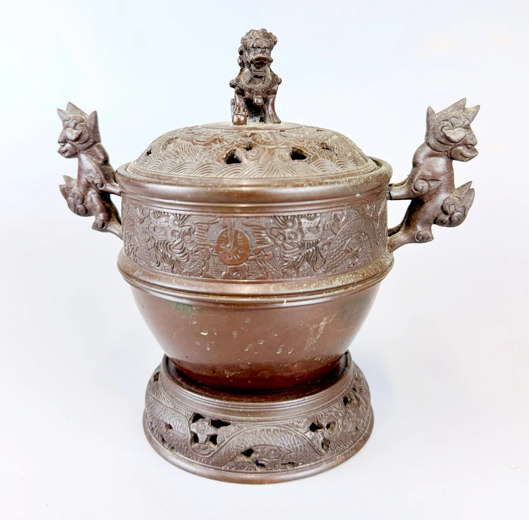 CHINESE BRONZE LIONDOG CENSER.