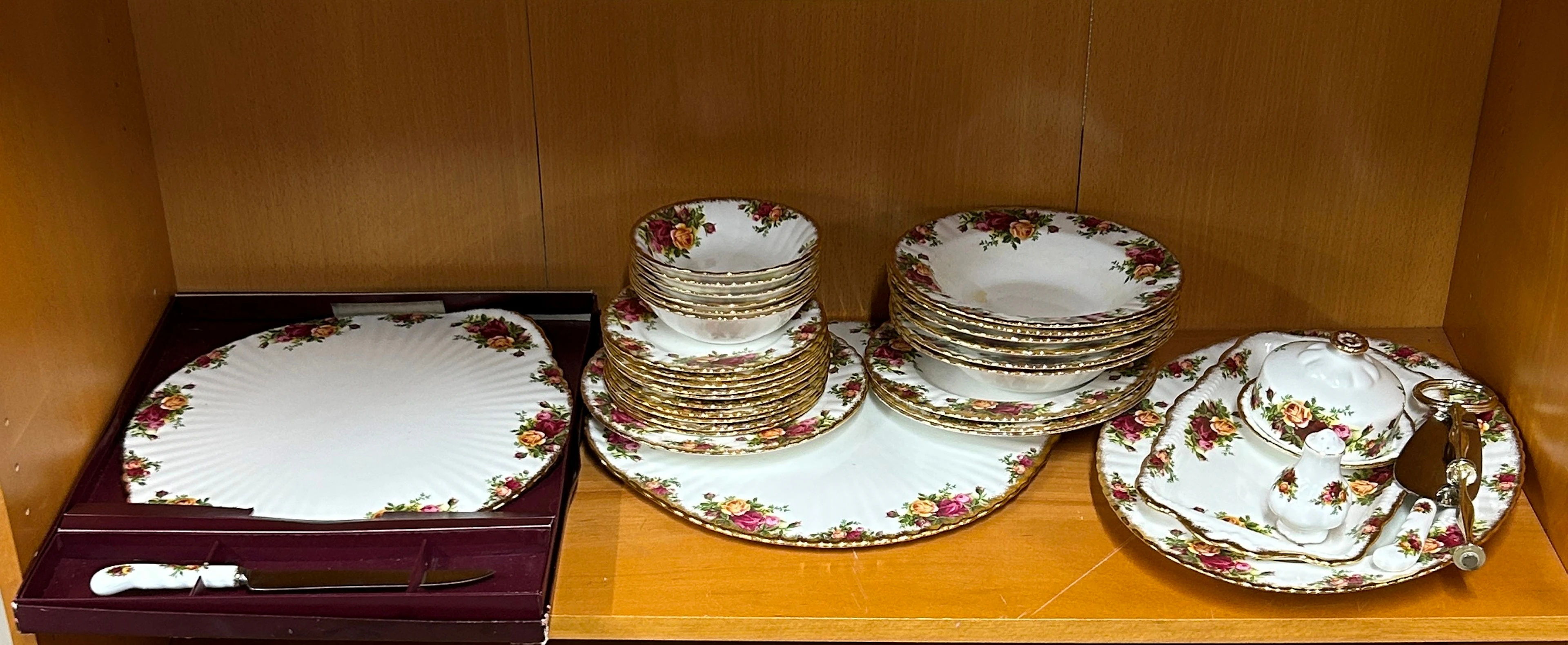 OLD COUNTRY ROSES PART DINNER SERVICE.
