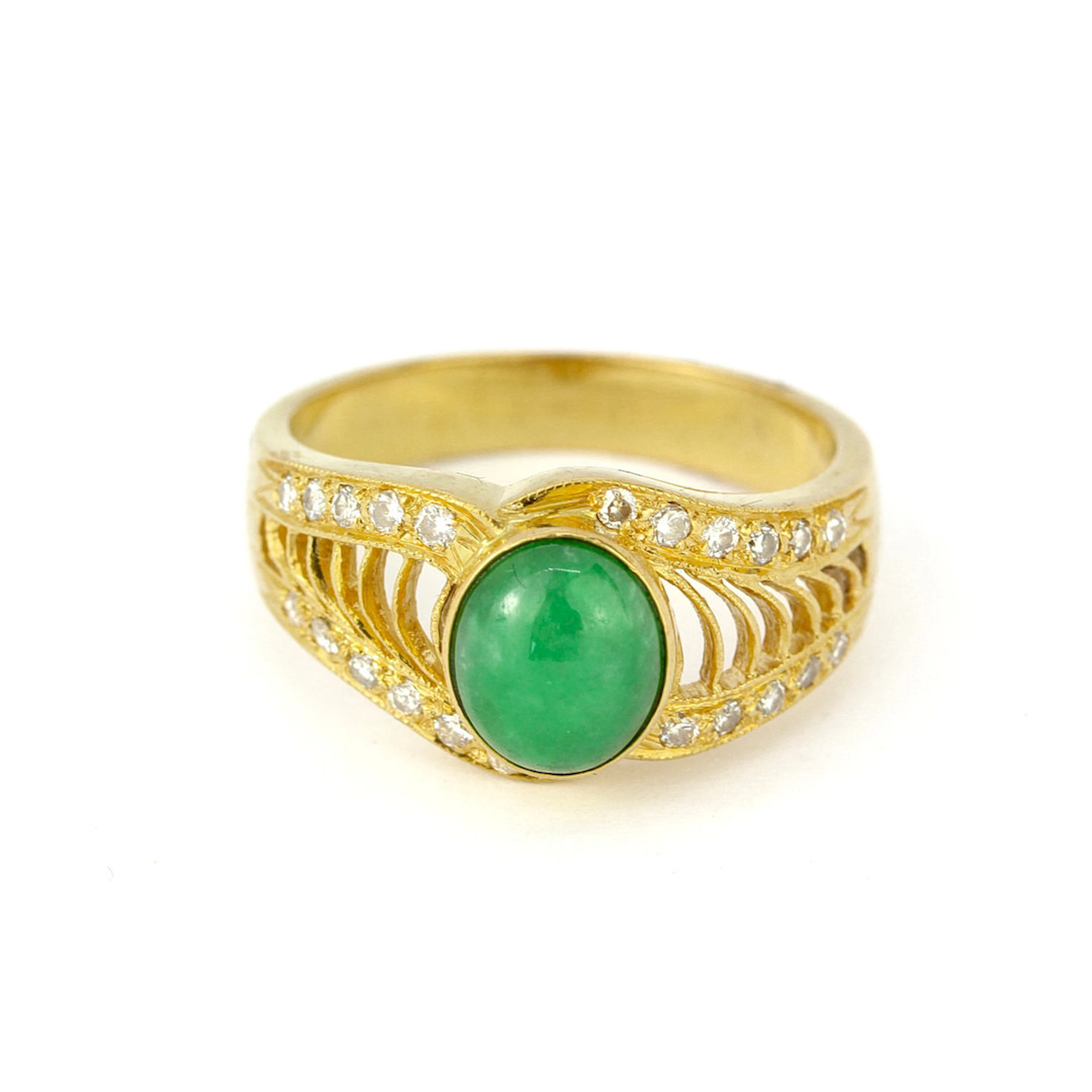 18CT GOLD DIAMOND & JADE RING.