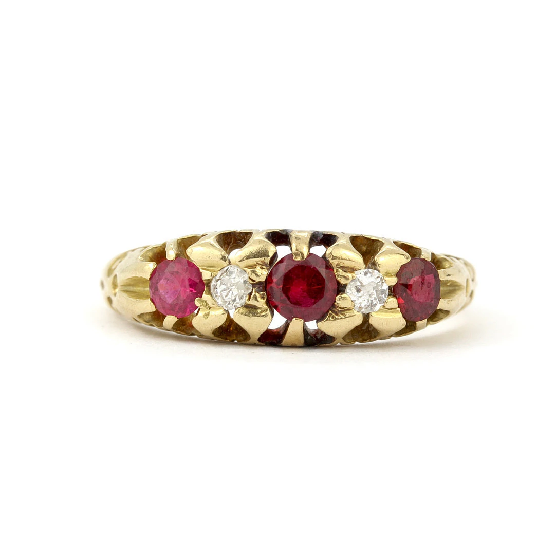 18CT GOLD DIAMOND & RUBY RING.