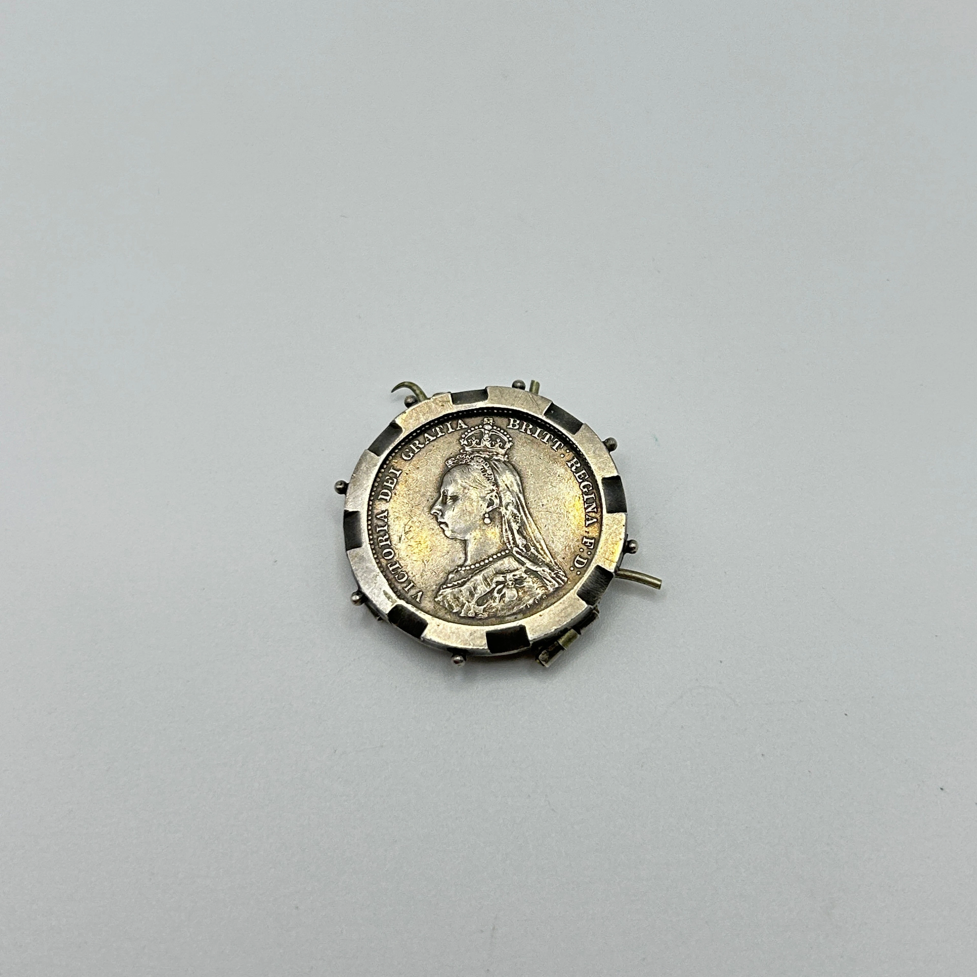 VICTORIAN SILVER COIN BROOCH.