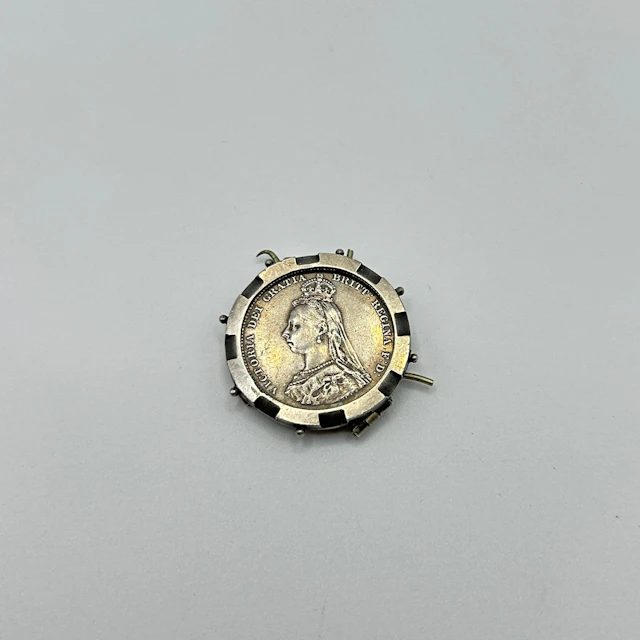 VICTORIAN SILVER COIN BROOCH.