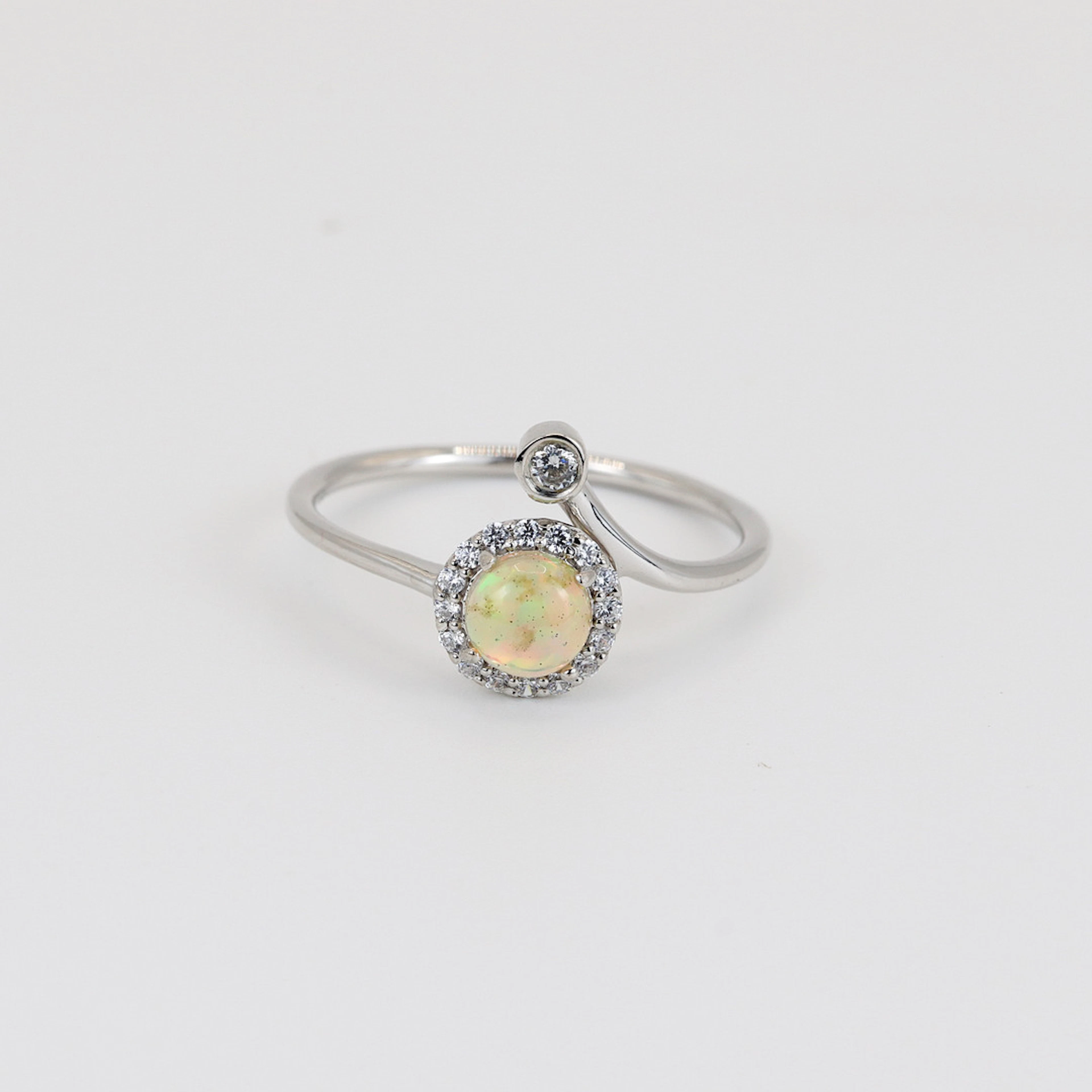 SILVER OPAL SET RING.